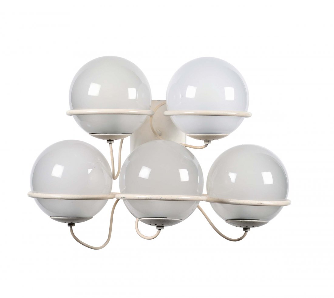 ARTELUCE Gino Sarfatti Applique mod. 238/5: Applique in metallo laccato e sfere satinate appoggiate su supporto ad anello chiuse da un elemento semisferico in alluminio anodizzato mod. 238/5, cm 65x35x32.Produzione Arteluce, Italia 1960 ca. Bib