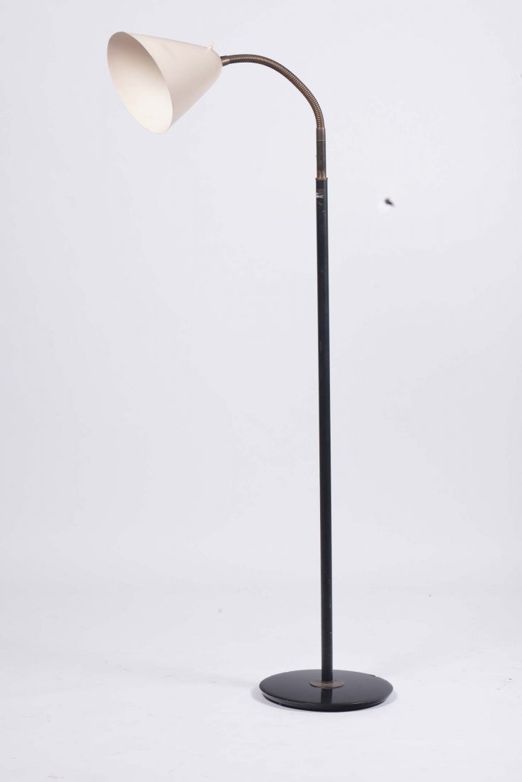 ARTELUCE Sarfatti Gino: Lampada da terra con base in marmo nero e stelo laccato nero e flessibile orientabile in ottone, riflettore in alluminio verniciato.Arteluce, Italia 1950 ca., altezza cm 164. Bibliografia: The complet