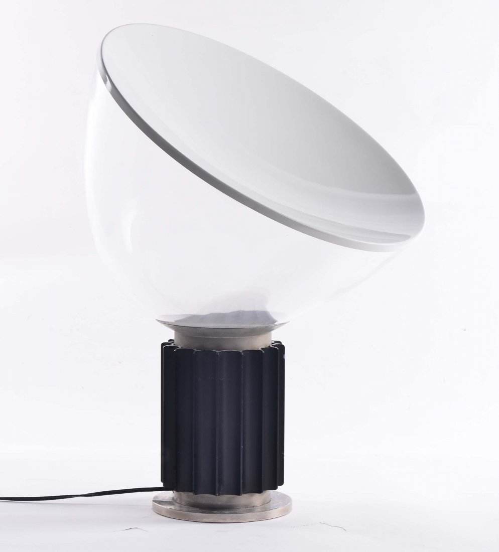 Flos Achille e Pier Giacomo Castiglioni: Lampada da tavolo modello "taccia" a luce riflessa in metallo laccato e vetro.Prod. Flos, Italia 1962, cm 68,5x49,5x19. Bibliografia: S. Polano, Achille Castiglioni: tutte le opere, Electa, 2001, pag.