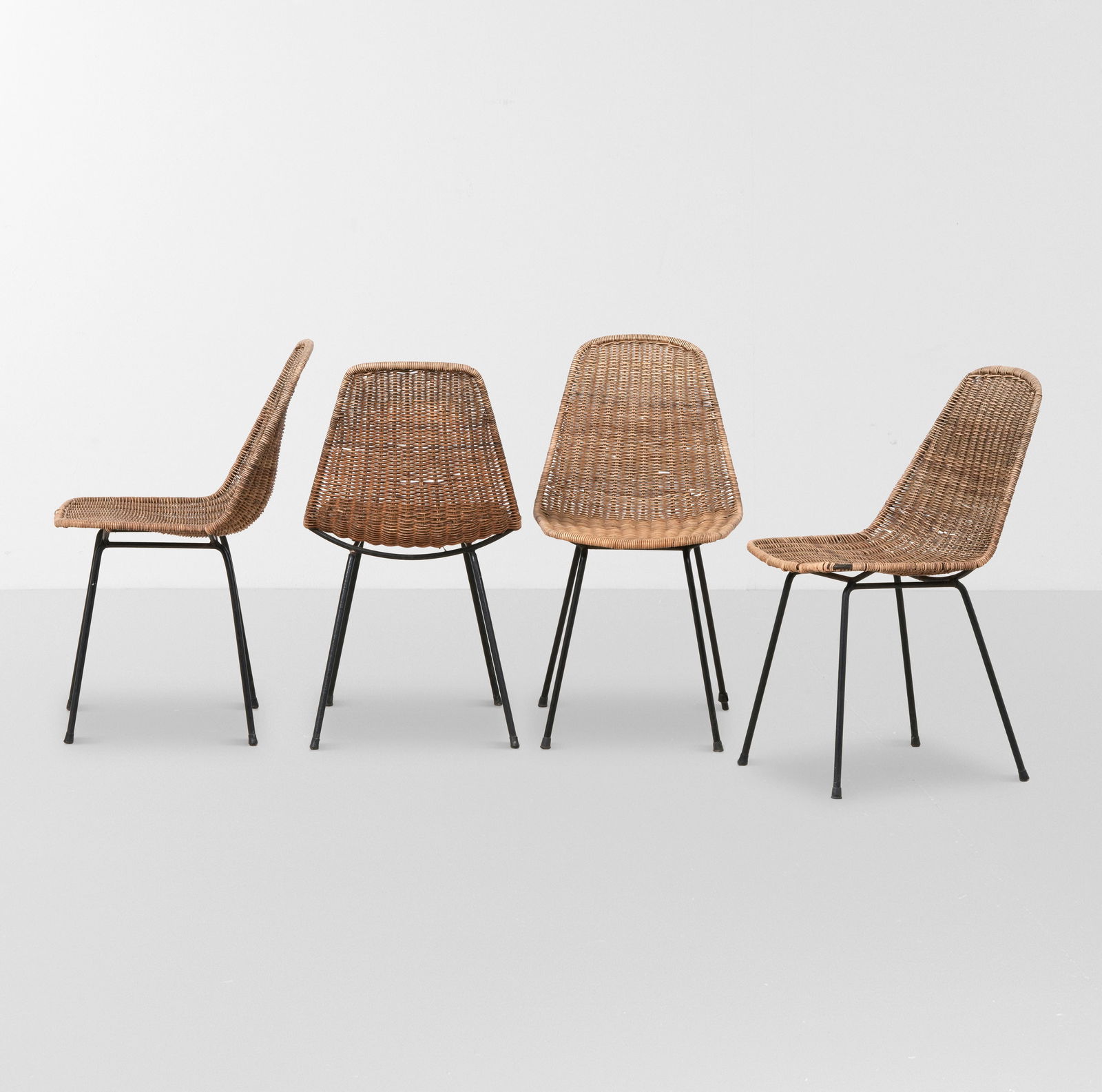 Franco Campo e Carlo Graffi Set di quattro sedie: Struttura in metallo tubolare laccato e seduta in midollino.Prod. Home, Italia, 1950 ca. Catalogo Home, Domus 315 (febbraio 1956), rassegna rivista dell'Arredamento 46 (ottobre 1958), p. 42