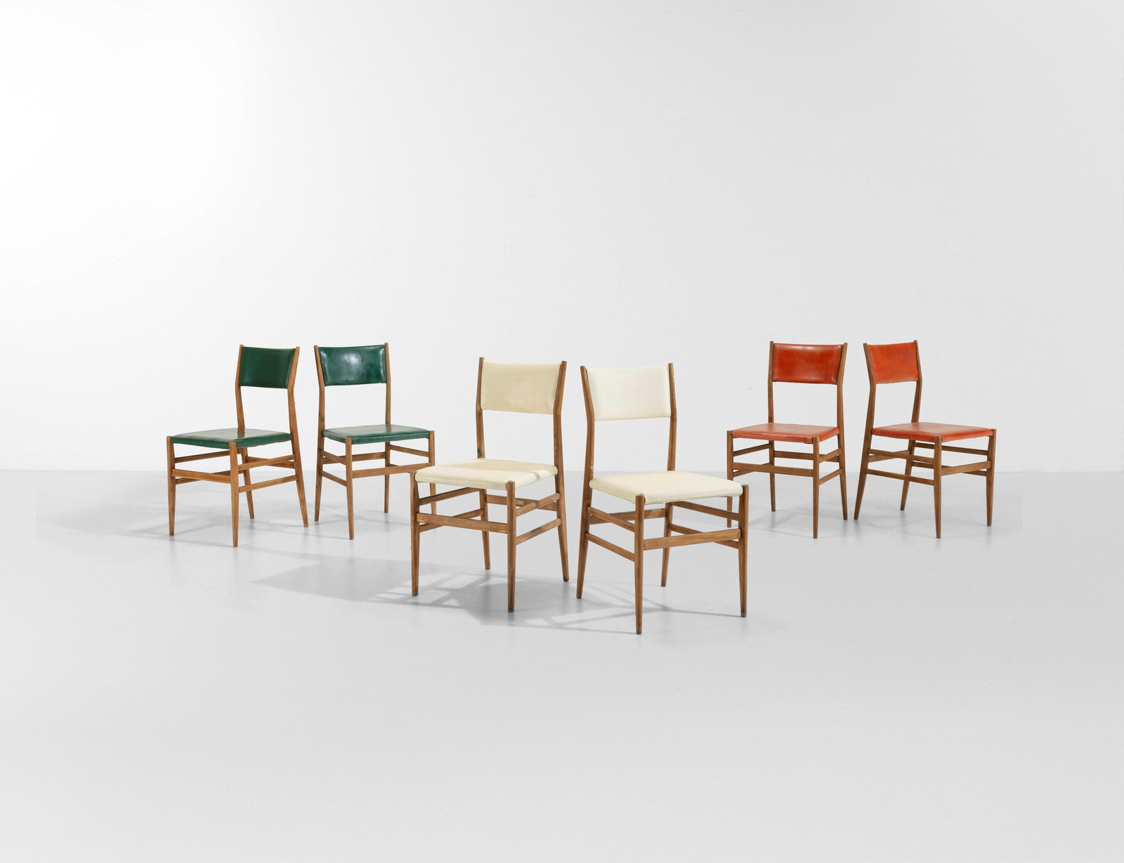 Gio Ponti Sei sedie mod. Leggera.: Struttura in legno e rivestimenti in skai.Prod. Cassina, Italia, 1951 Domus n. 264-265, dicembre 1951
