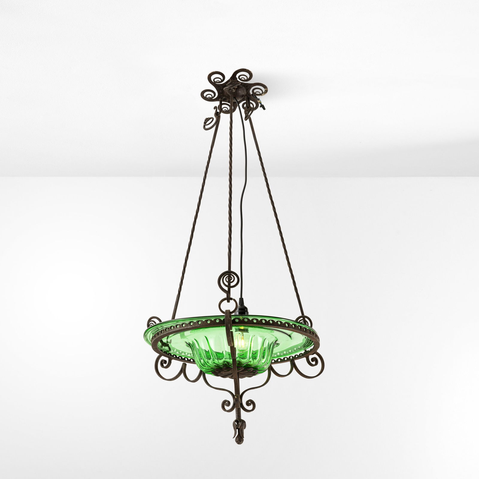 Carlo Rizzarda Lampada a sospensione.: Struttura in ferro battuto con diffusore in vetro di Murano colorato. Prod. Italia, 1920 ca.