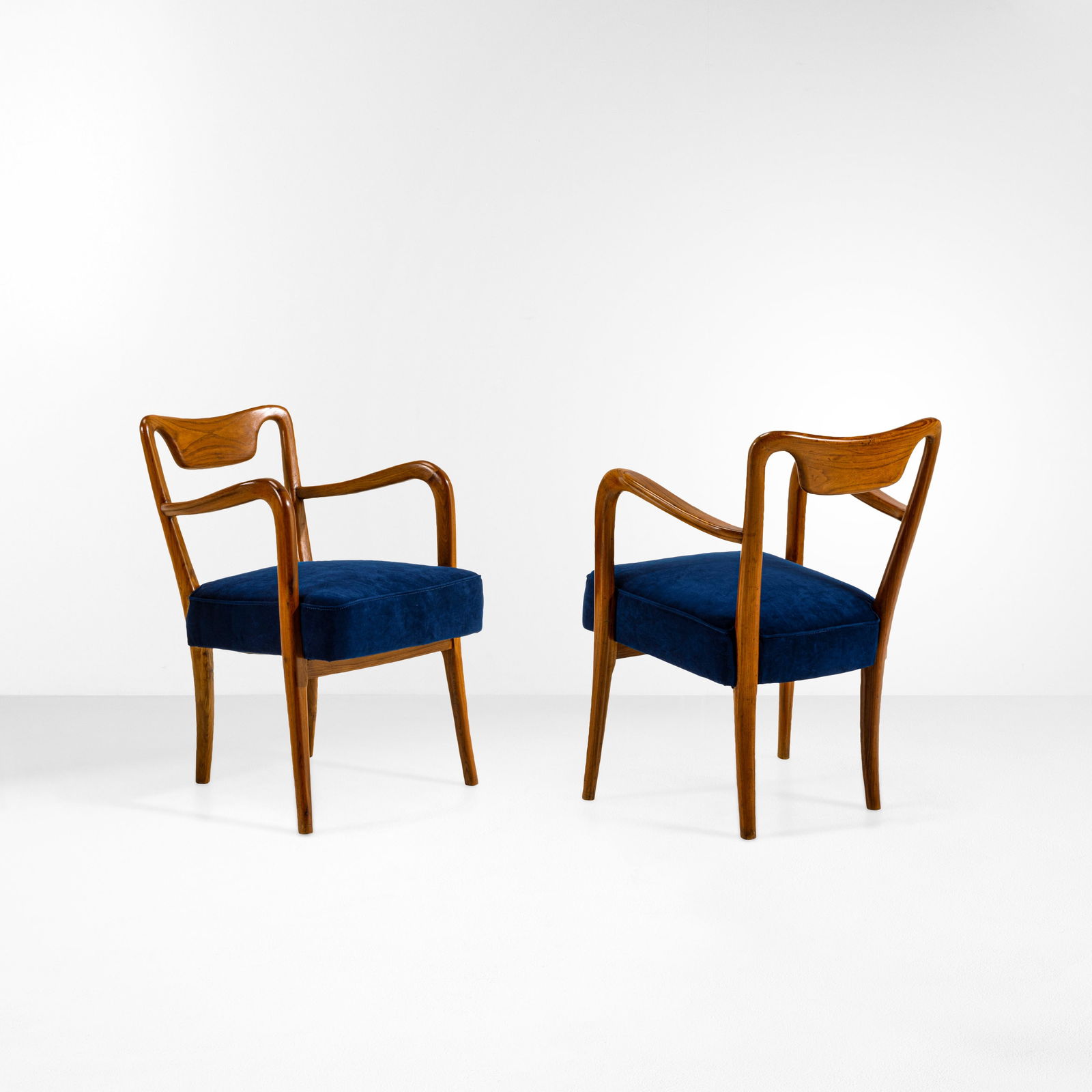 Gio Ponti Due poltroncine.: Struttura in legno con rivestimento in velluto. Certificato di autenticità.Prod. Italia, 1940 ca.