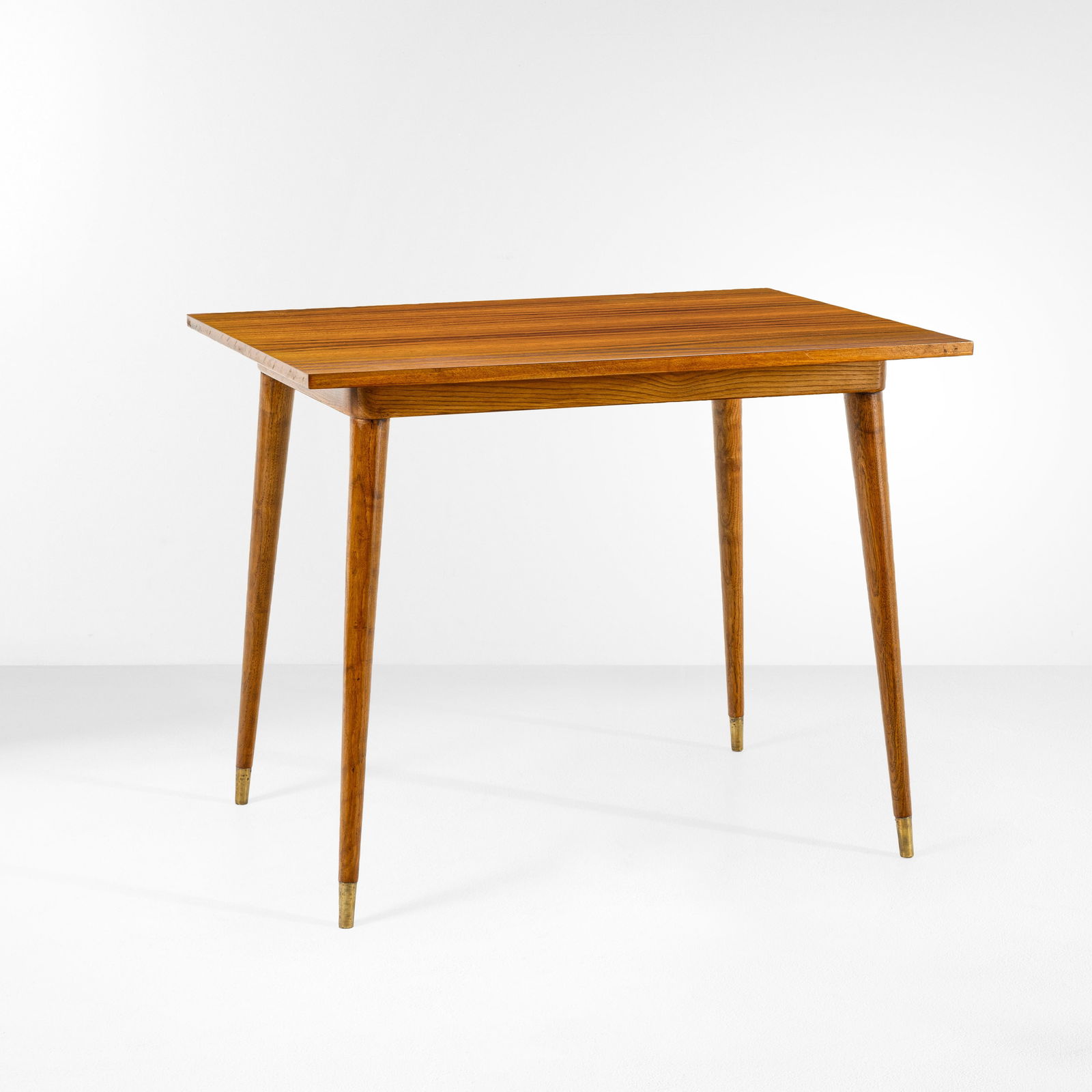 Gio Ponti Tavolo.: Struttura e piano in legno e finali in ottone.Disegno originale per gli arredi del ristorante Fasan di Lissone.Certificato di autenticità.Prod. Cassina, Italia, 1954.