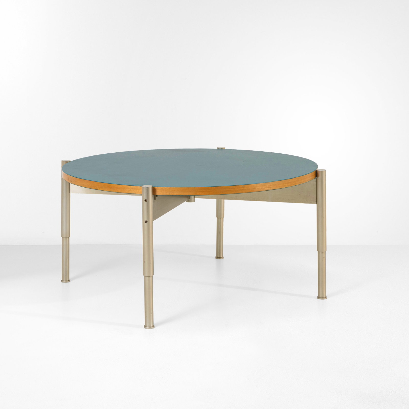 Gio Ponti Tavolo basso.: Sostegni in alluminio e piano in legno laminato e laccato. Disegno originale per l'albergo Parco dei Principi, Roma.Prod. Cassina, Italia, 1964.