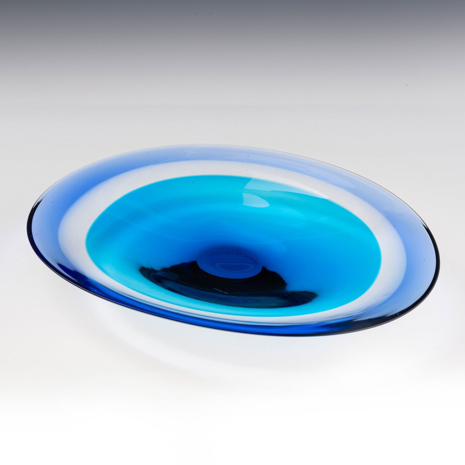 Timo Sarpaneva 1926-2006 Venini, Murano, 1992.: Meri oval bowl in blown glass with sapphire, crystal and aquamarine bands.Etched signature, Venini 92 Sarpaneva. Cm 40,5x31 altezza cm 6