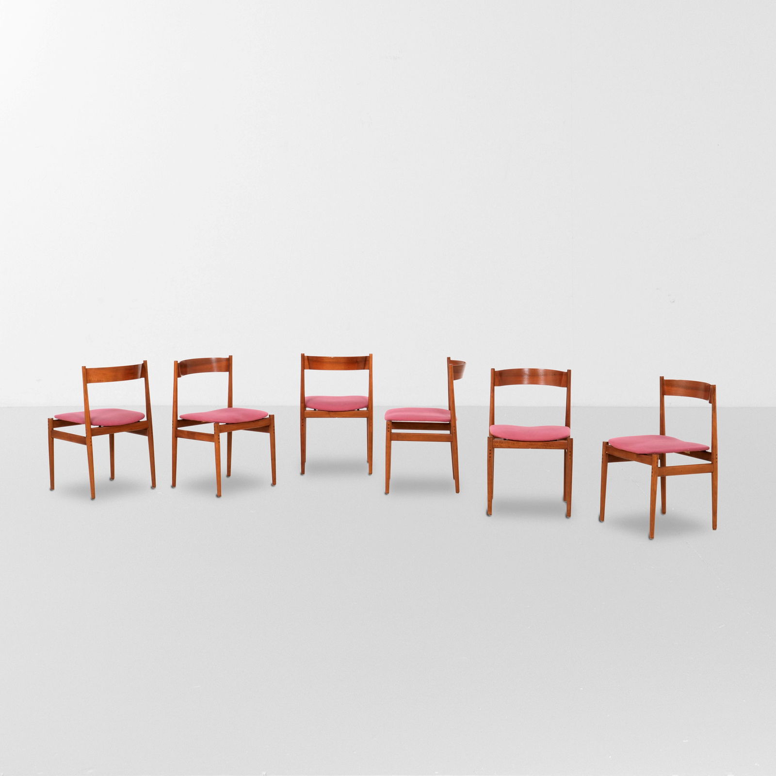 Gianfranco Frattini Sei sedie mod. 101: Struttura in legno, seduta in tessuto. Etichetta originale. Prod. Cassina, Italia, 1959. G. Gramigna, Repertorio del design italiano 1950-2000, p. 64, Allemandi, 2021