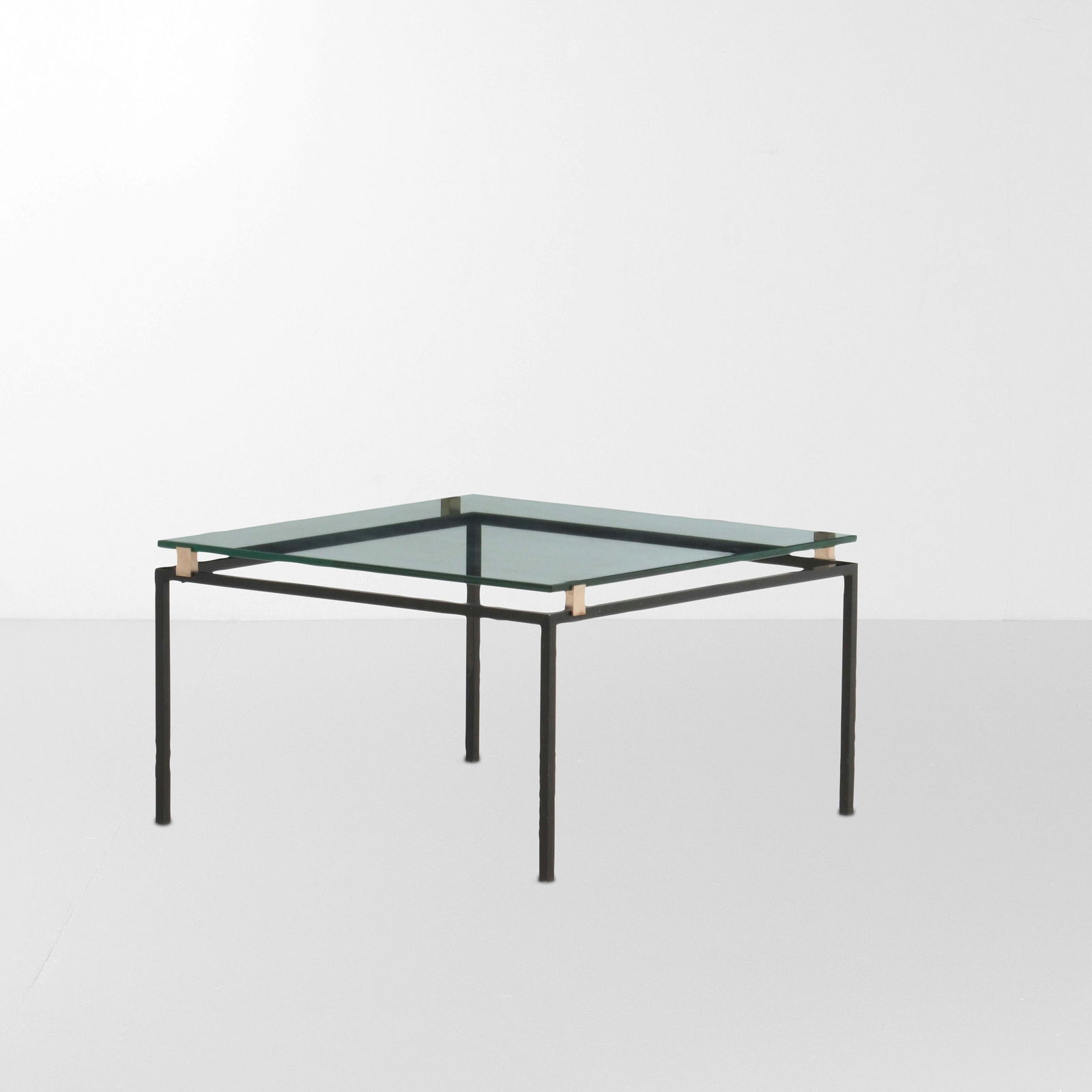 Fontana Arte Tavolo basso: Struttura in metallo laccato, dettagli in metallo e piano in cristallo.Prod. Fontana Arte, Italia, 1960 ca. Quaderni di Fontana Arte