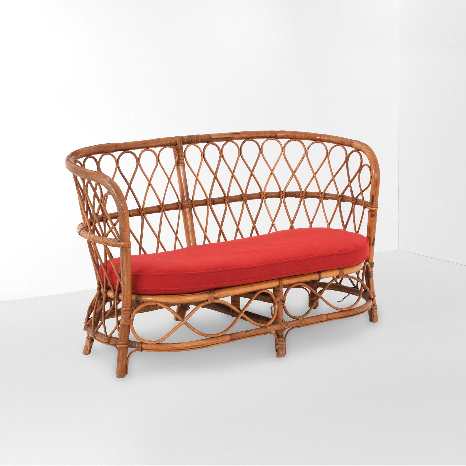 Lio Carminati Divano: Struttura in bambù e vimini con cuscino in tessuto. Prod. Italia, 1960 ca.