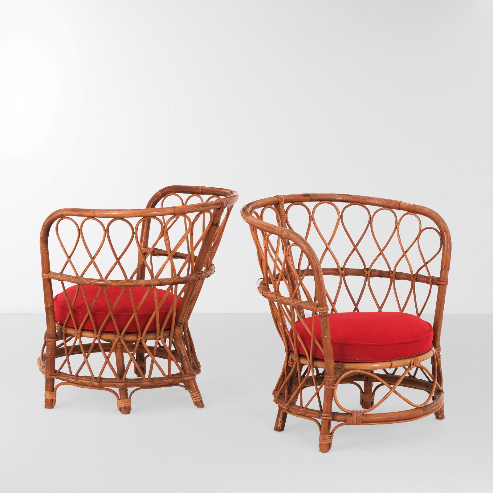 Lio Carminati Due poltrone: Struttura in bambù e vimini con cuscini in tessuto. Prod. Italia, 1960 ca.