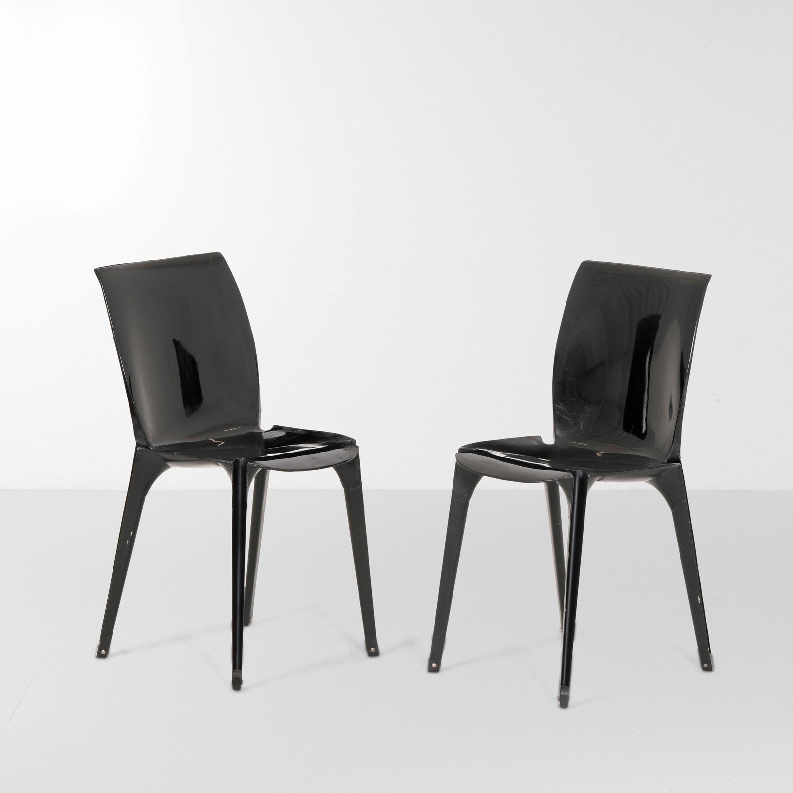 Marco Zanuso Due sedie mod. Lambda: Struttura in lamiera laccata e particolari in materiale plastico.Prod. Gavina, Italia, 1960 ca. G. Gramigna, Repertorio del design italiano 1950-2000, p. 100, Allemandi, 2003