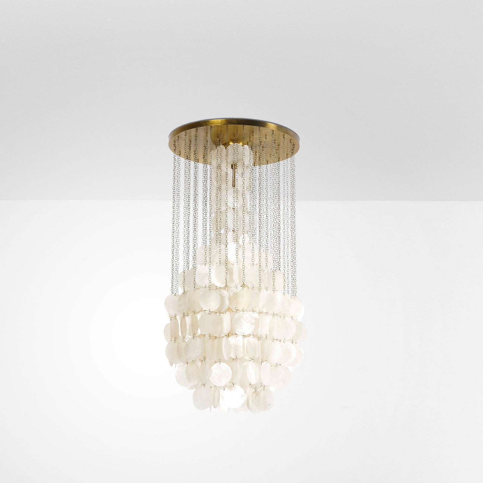 Verner Panton , stile di Lampada a sospensione: Struttura in ottone e metallo ed elementi diffusori in madreperla.Prod. Italia, 1970 ca.