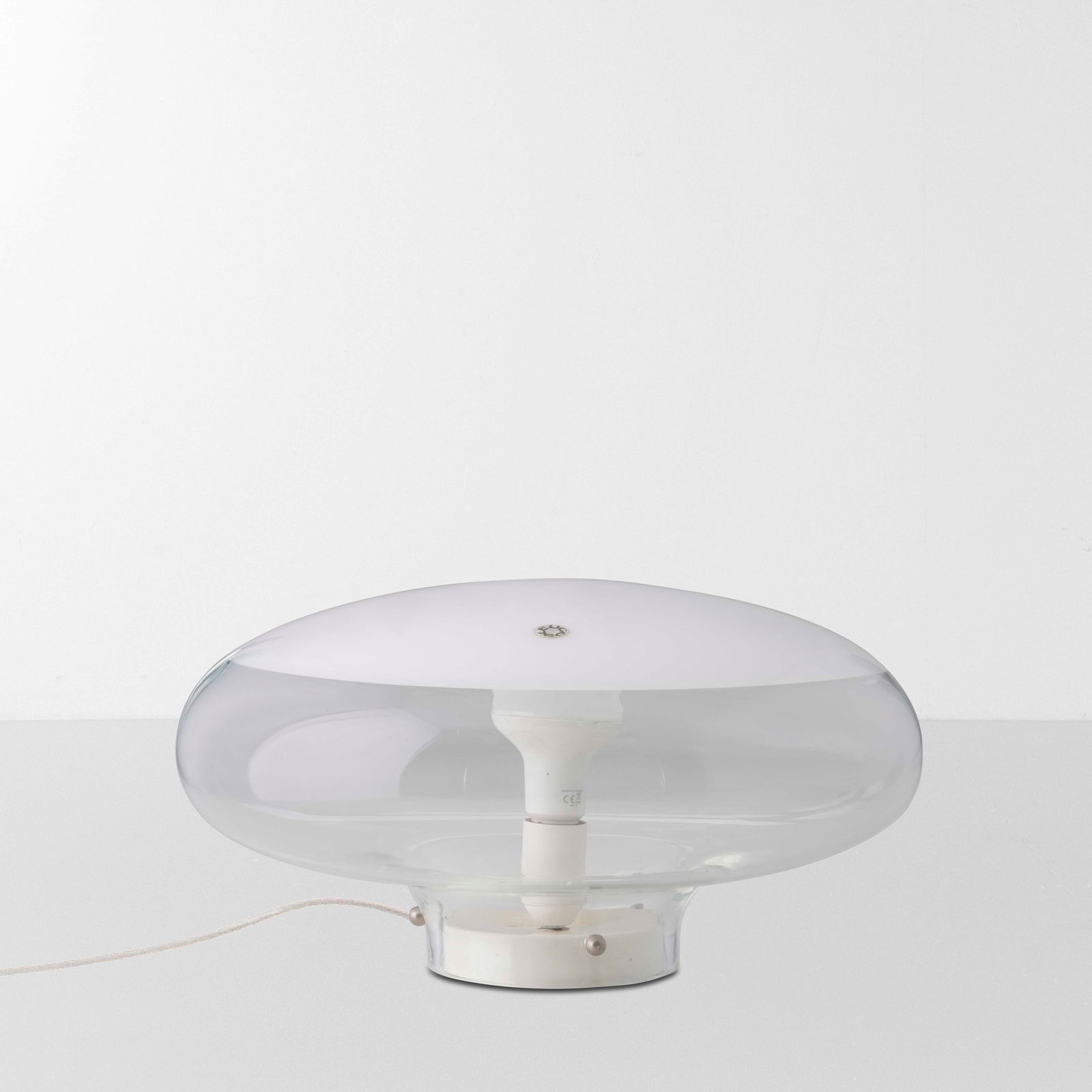 Roberto Pamio Lampada da tavolo mod. Gill: Struttura in metallo laccato e diffusore in vetro di Murano trasparente e opalino bianco. Etichetta originale.Prod. Leucos, Italia, 1960 ca.