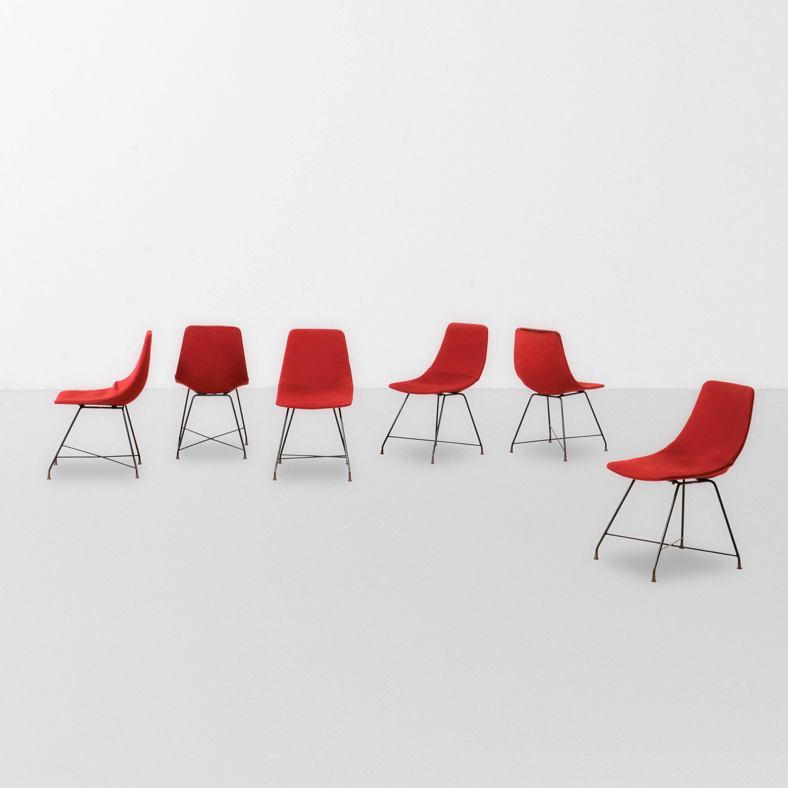 Augusto Bozzi Sei sedie mod. Aster: Struttura in legno compensato curvato rivestito in tessuto e struttura in tondino metallico laccato, particolari in ottone.Etichetta originale.Prod. Saporiti, Italia, 1960 ca