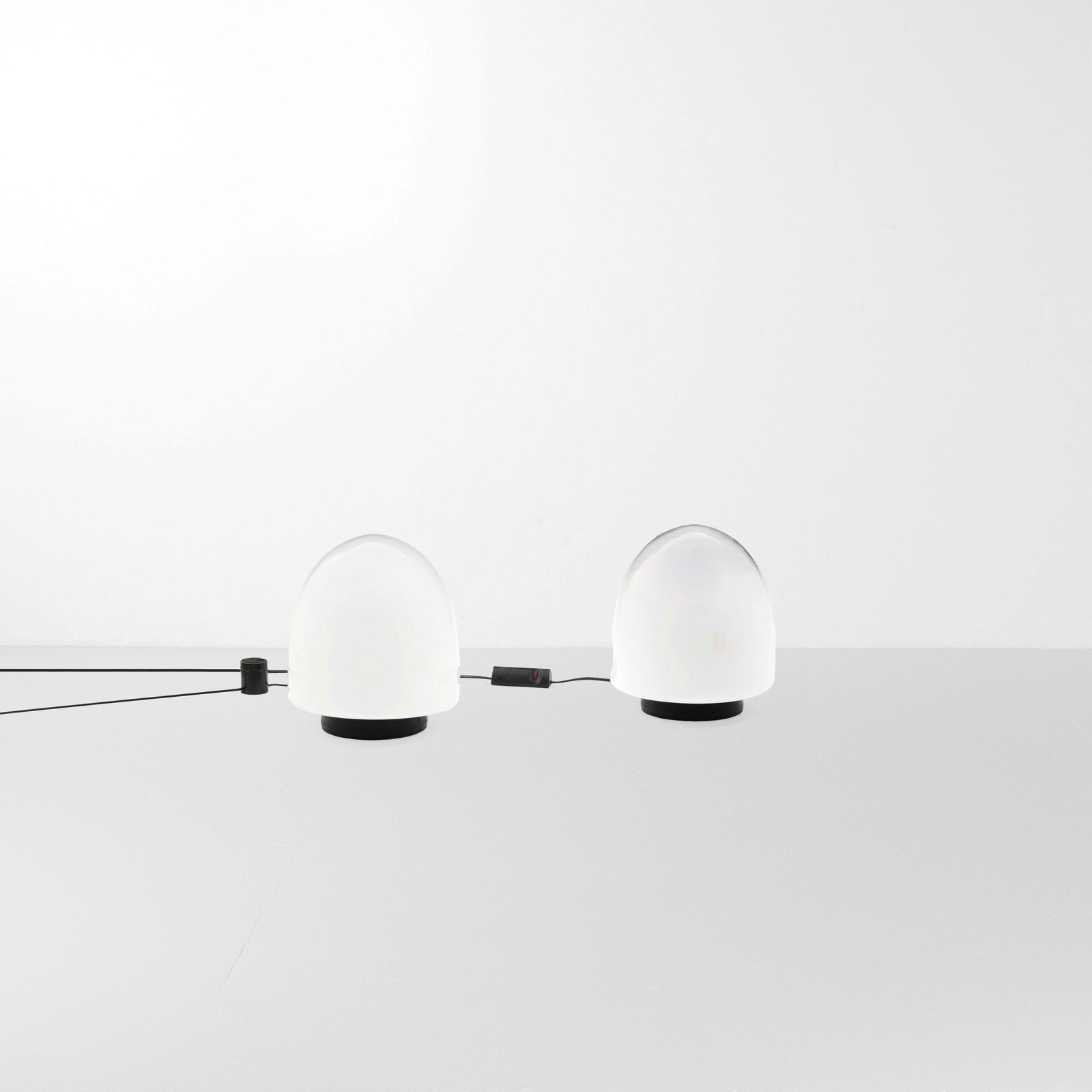 Giusto Toso Due lampade da tavolo o da soffitto mod. Ebe 34: Diffusori in vetro soffiato di Murano e base in ABS.Prod. Leucos, Italia, 1970 ca. Catalogo Leucos