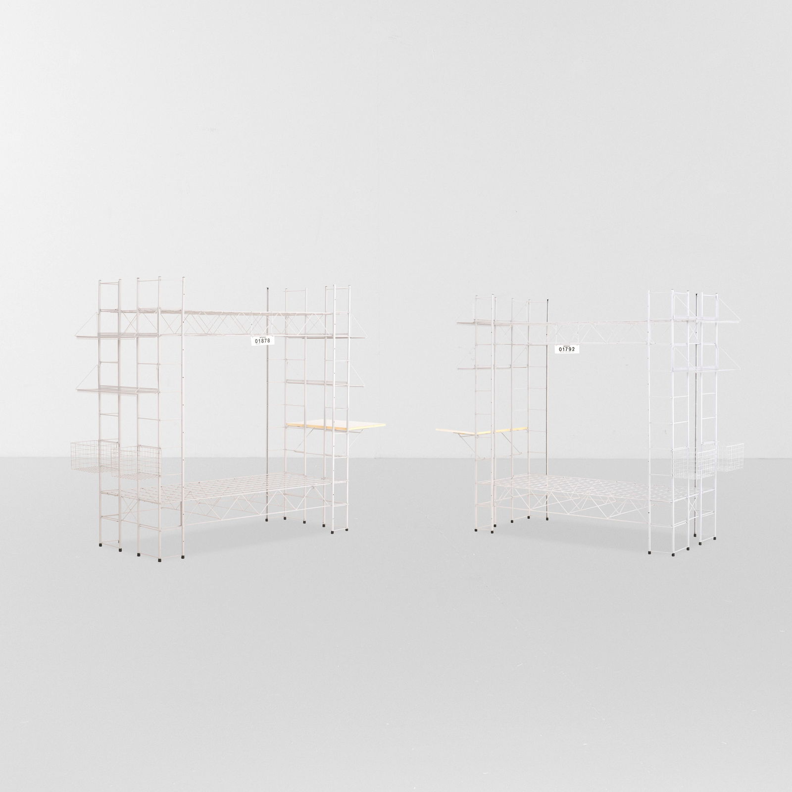 Bruno Munari Due letti multifunzionali mod. Abitacolo: Struttura modulare in metallo laccato. Etichette metalliche. Prod. Robots, Italia, 1971. G. Gramigna, Repertorio del design italiano 1950-2000, p. 195, Allemandi, 2021