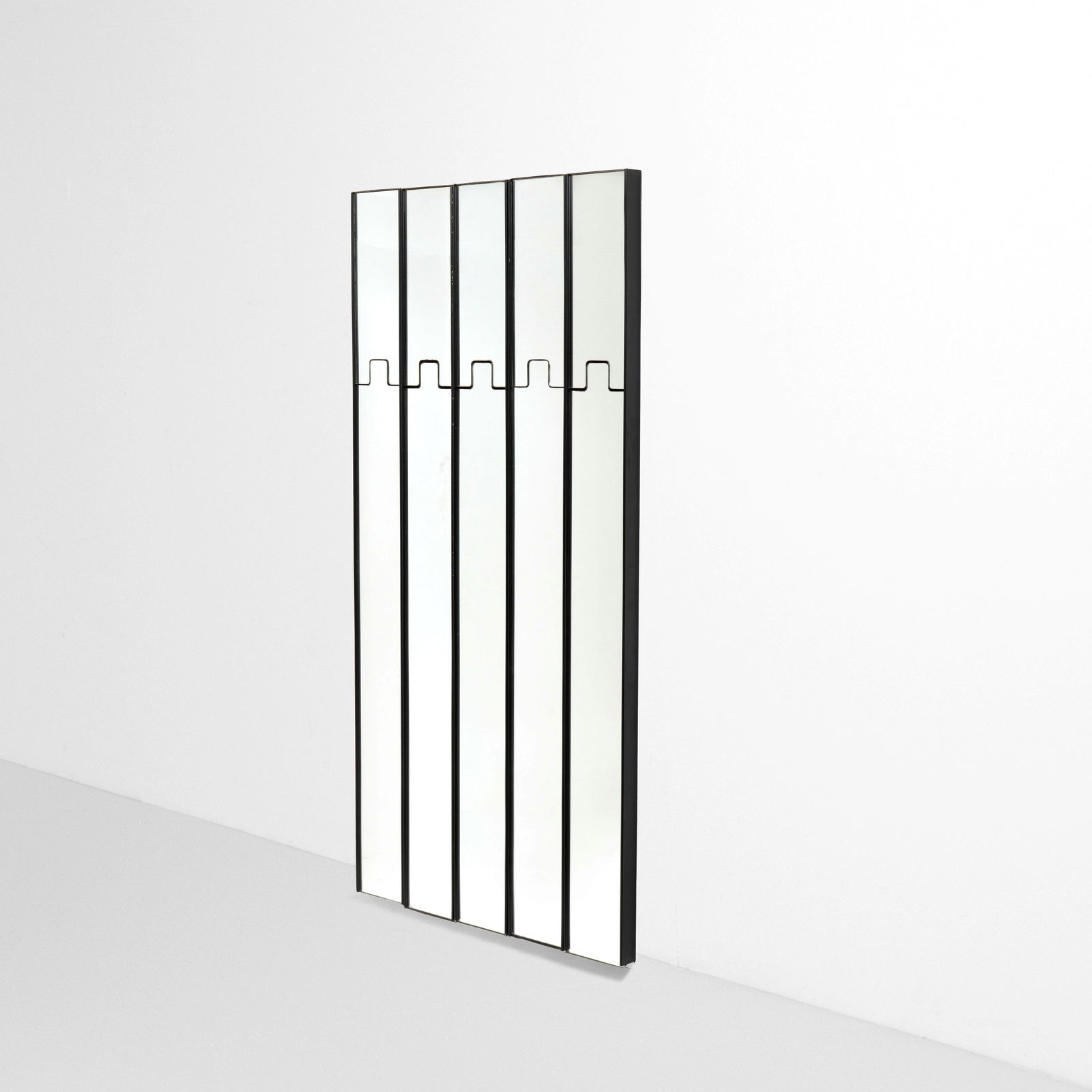 Luciano Bertoncini Cinque specchi appendiabiti della serie Gronda: Struttura in ABS e cristallo specchiato con sistema appendiabiti basculante a scomparsa.Prod. Elco, Italia, 1970 ca.