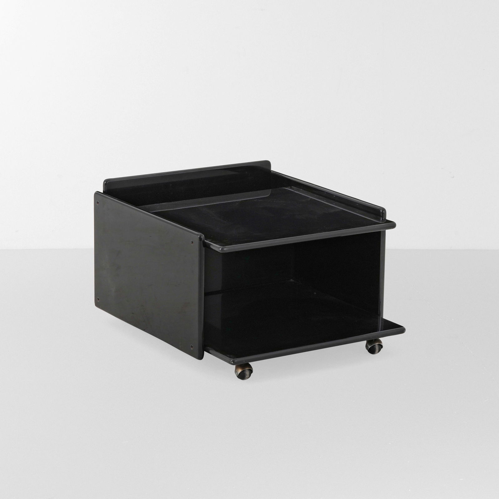 Kazuhide Takahama Tavolo basso della serie Rumo: Struttura in legno laccato con ruote e dettagli in metallo.Prod. Gavina, Italia, 1970 ca.