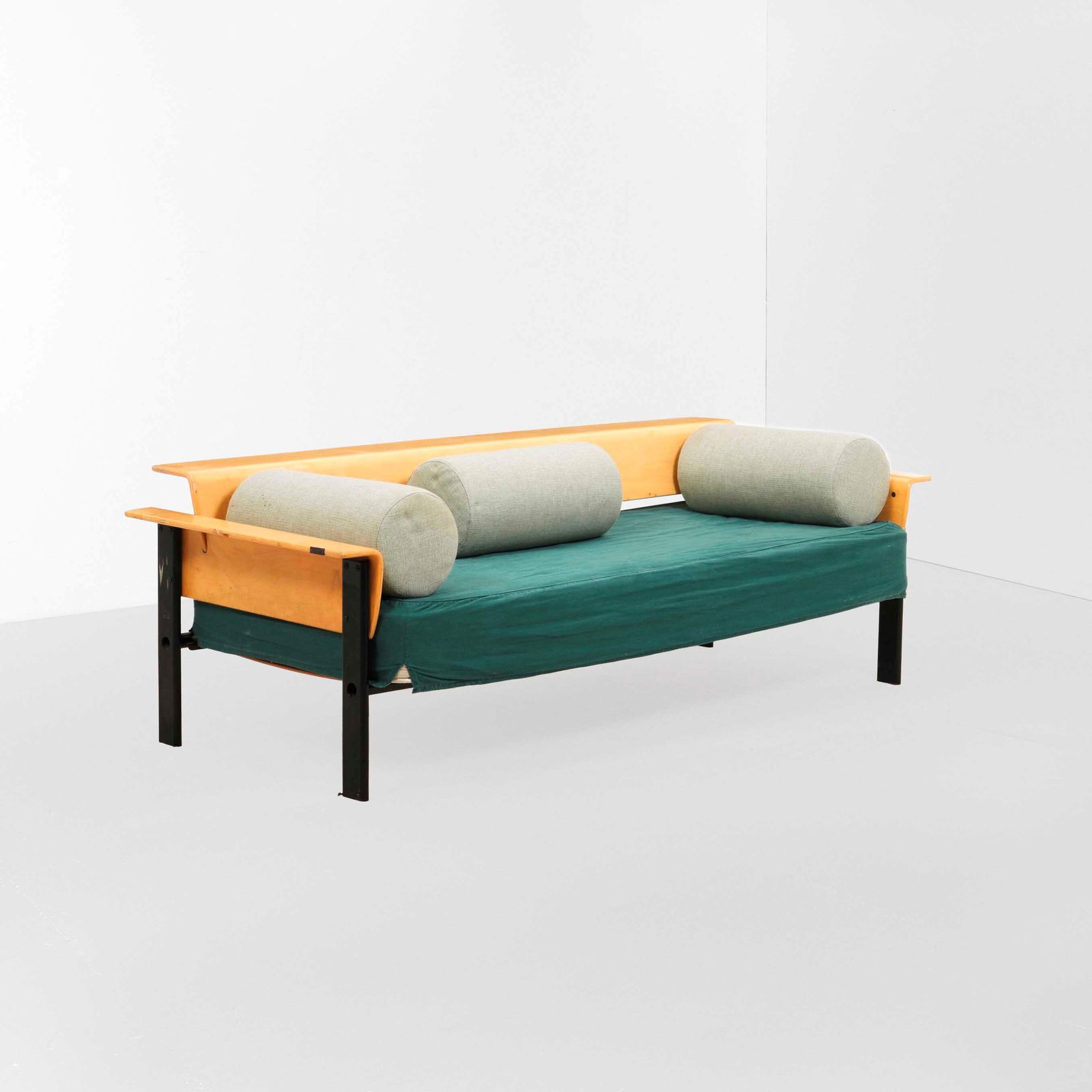 Afra e Tobia Scarpa Divano mod. Mastro: Struttura in legno e metallo laccato. Prod. Molteni, Italia, 1980 ca.