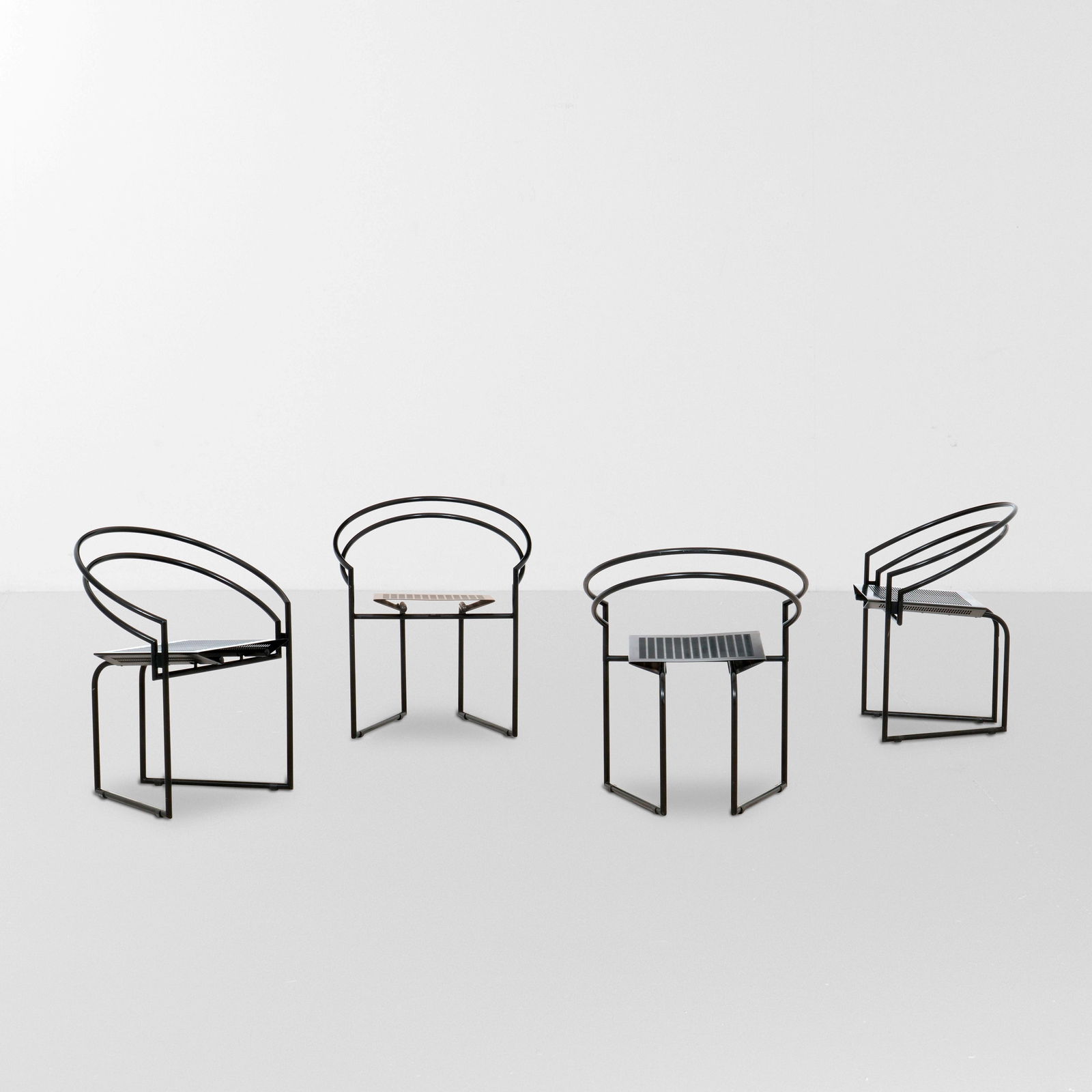 Mario Botta Quattro sedie mod. Latonda: Struttura in metallo tubolare laccato, seduta in rete metallica. Marchio originale. Prod. Alias, Italia, 1987. G. Gramigna, Repertorio del design italiano 1950-2000, p, 376, Allemandi, 2021
