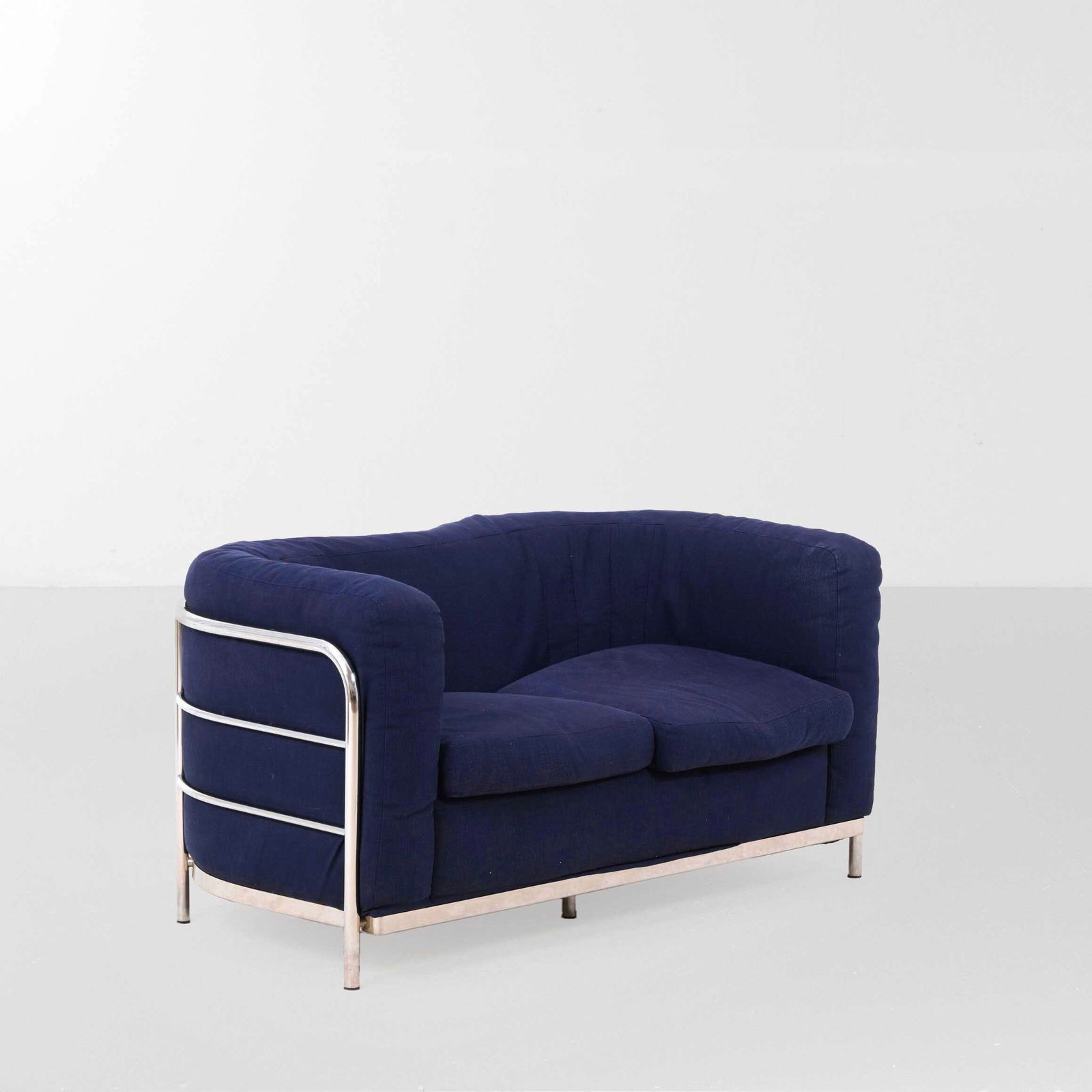 De Pas, D'Urbino, Lomazzi Divano mod. Onda: Struttura in acciaio tubolare, rivestimento in tessuto. Etichetta originale. Prod. Zanotta, Italia, 1985. G. Gramigna, Repertorio del design italiano 1950-2000, p. 336, Allemandi, 2021