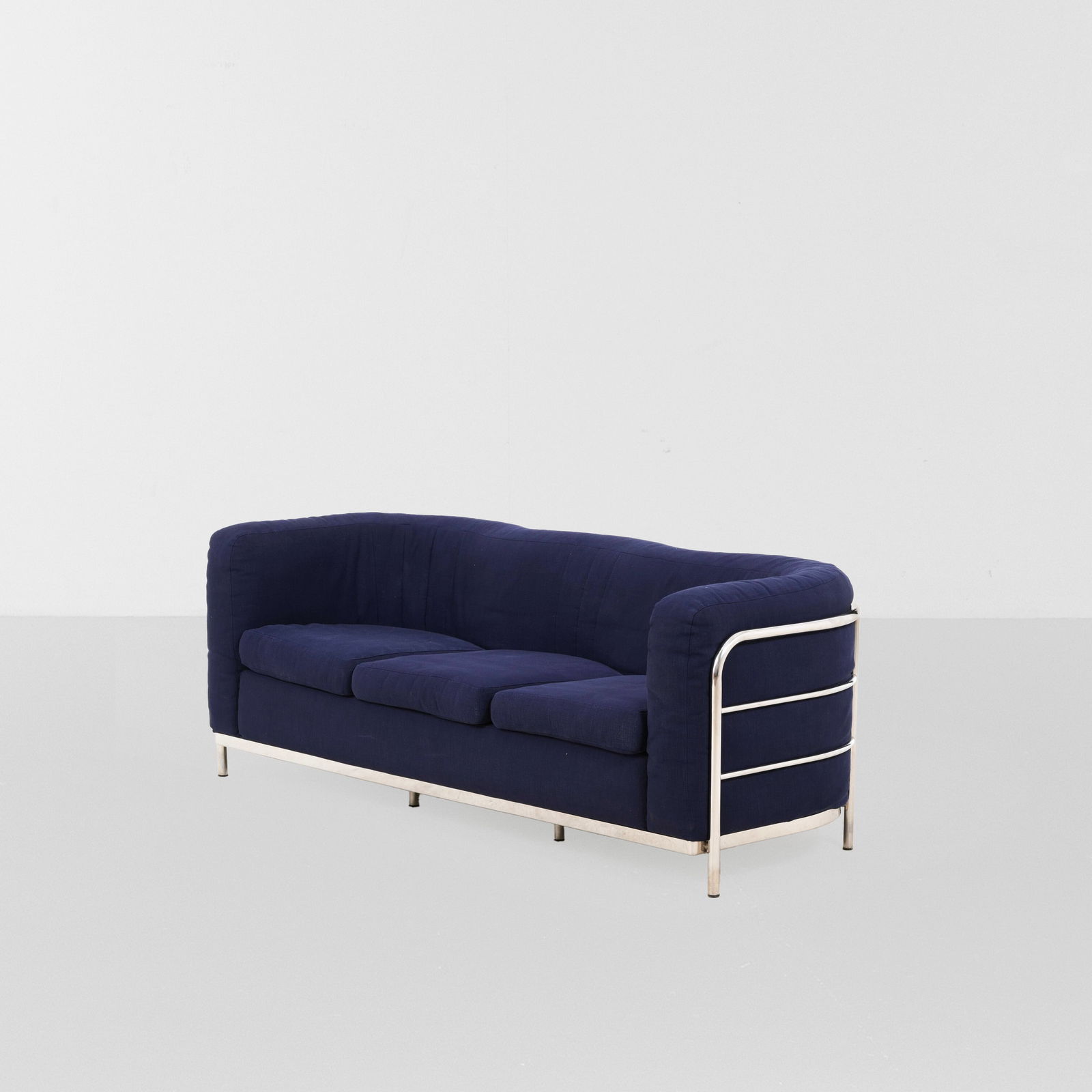 De Pas, D'Urbino, Lomazzi Divano mod. Onda: Struttura in acciaio tubolare, rivestimento in tessuto. Etichetta originale. Prod. Zanotta, Italia, 1985. G. Gramigna, Repertorio del design italiano 1950-2000, p. 336, Allemandi, 2021