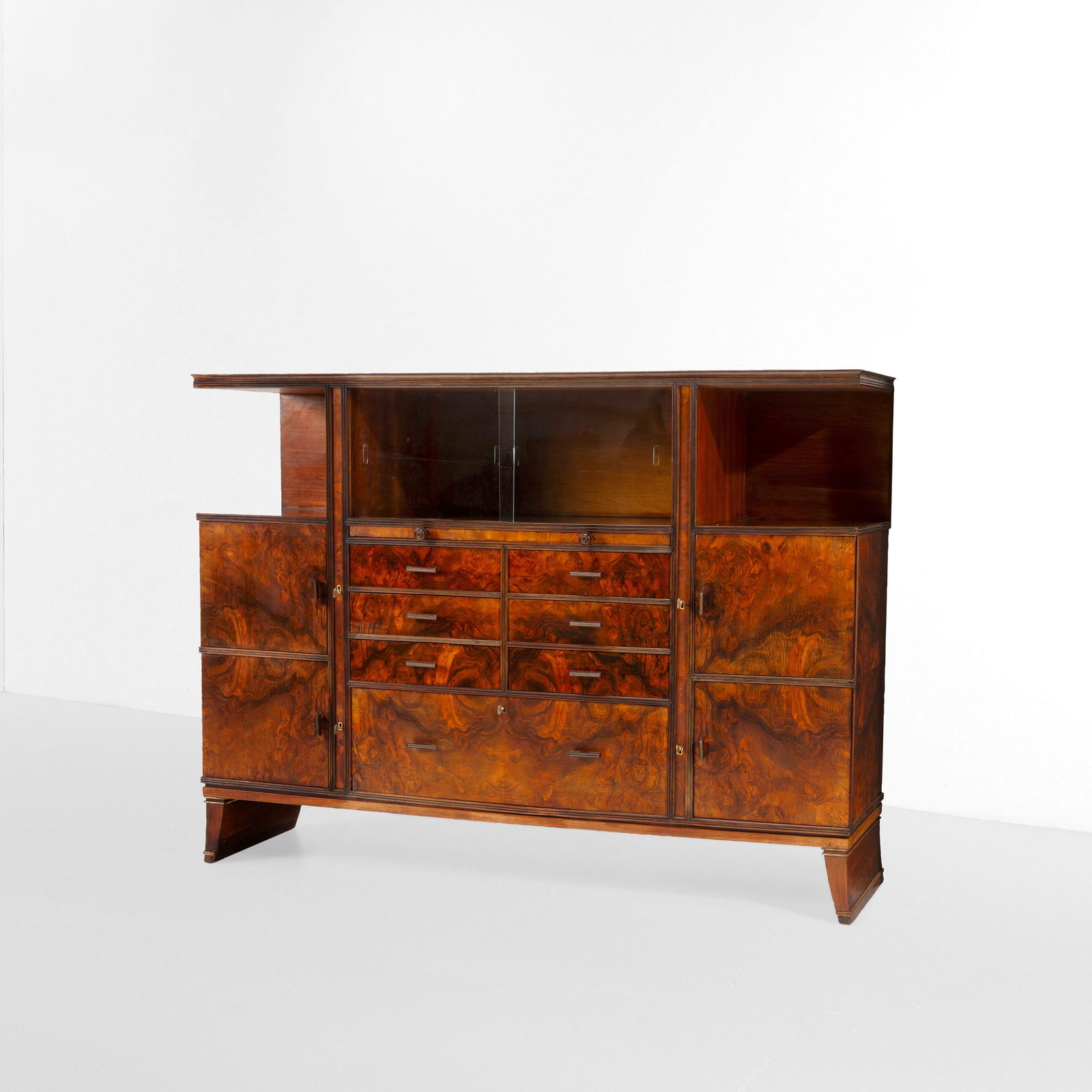 Emilio Lancia , attribuito a Mobile contenitore: Struttura in legno e legno impiallacciato. Ante in vetro molato e dettagli in ottone. Prod. Italia, 1930 ca.