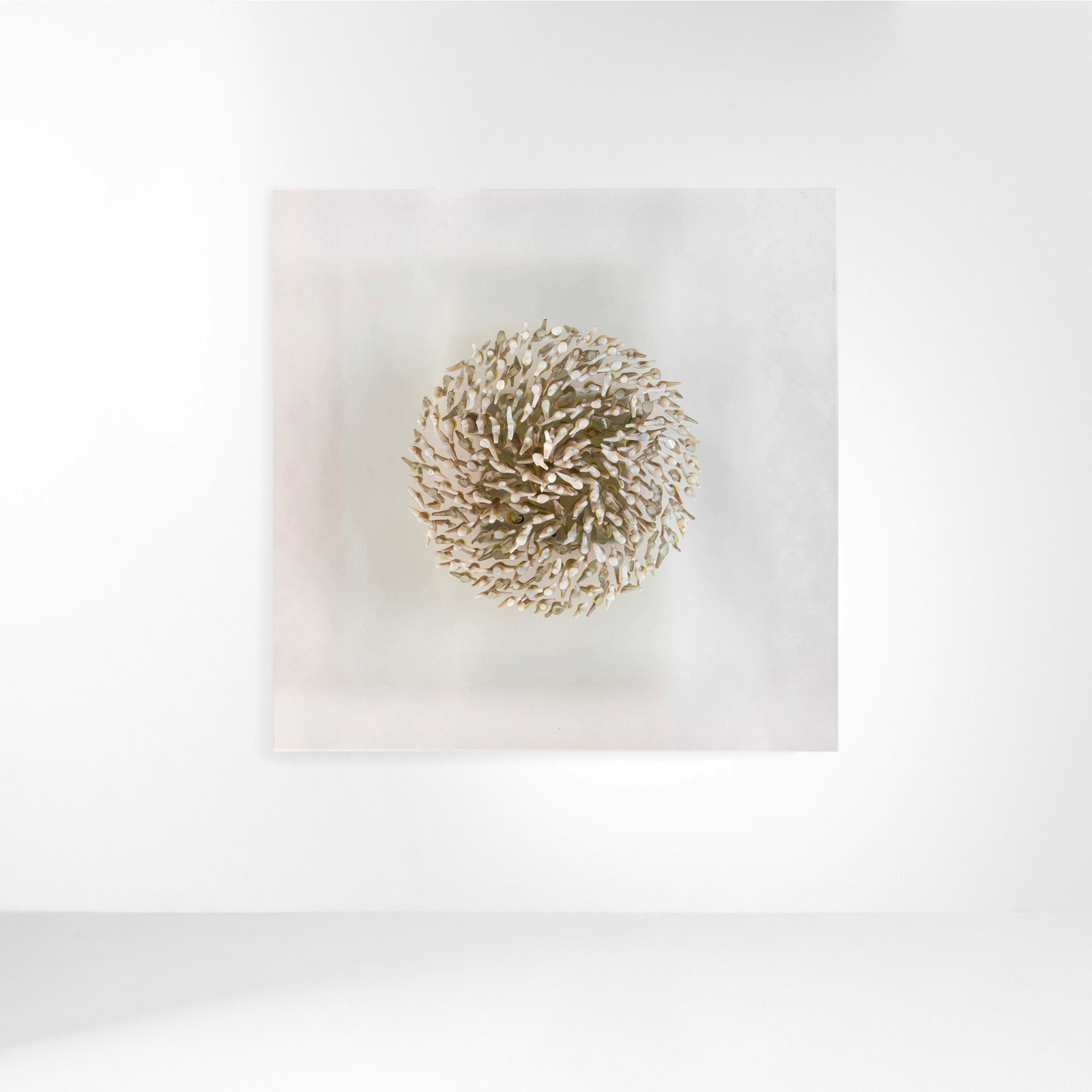 Angelo Brotto Lampada a parete retroilluminata: Struttura in cristallo ed elementi diffusori in vetro di Murano. Firma incisa. Prod. Esperia, Italia, 1972.