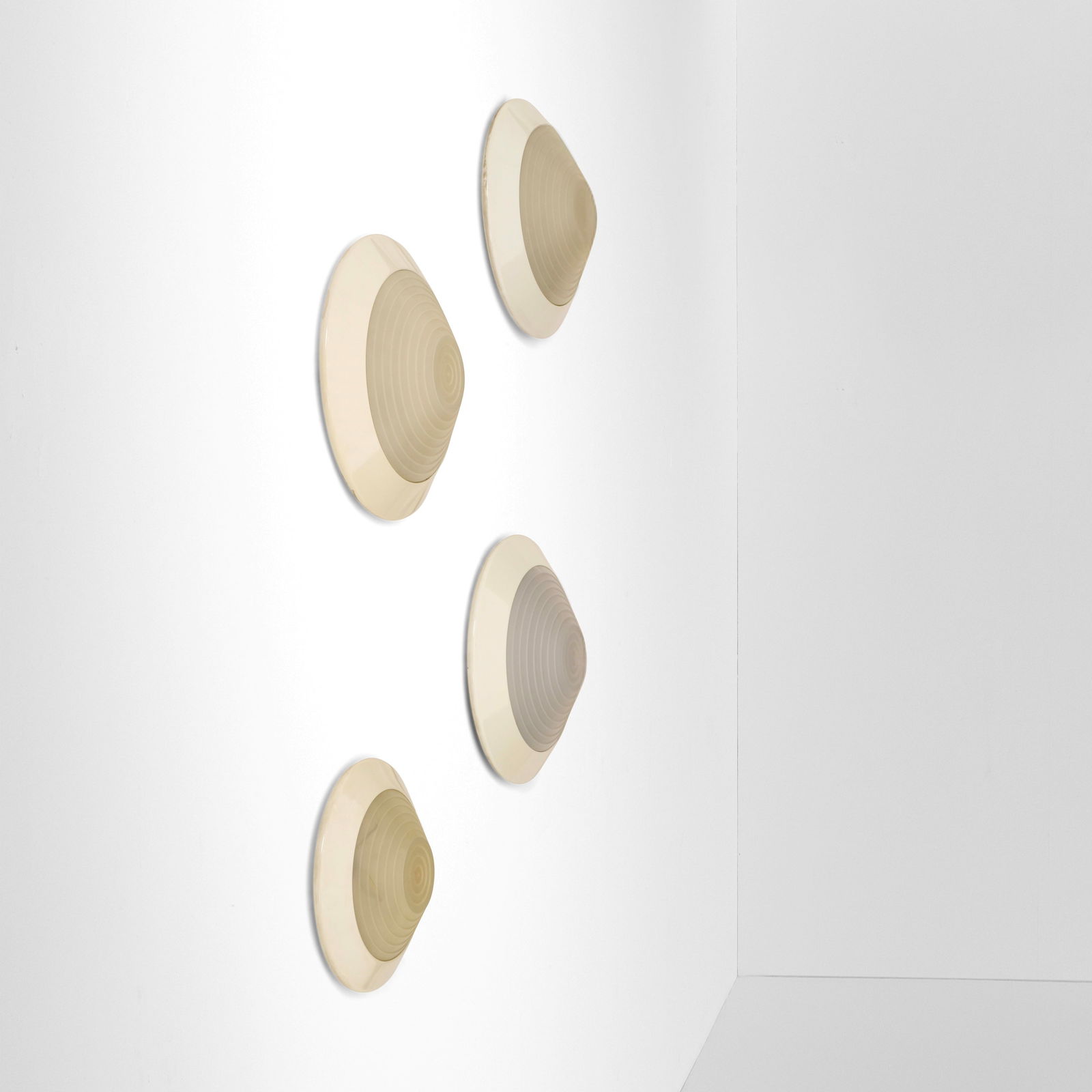 Ezio Didone Quattro lampade a plafone o a parete mod. Onda: Struttura in metallo laccato e diffusore in materiale plastico stampato. Prod. Arteluce, Italia, 1970 ca.