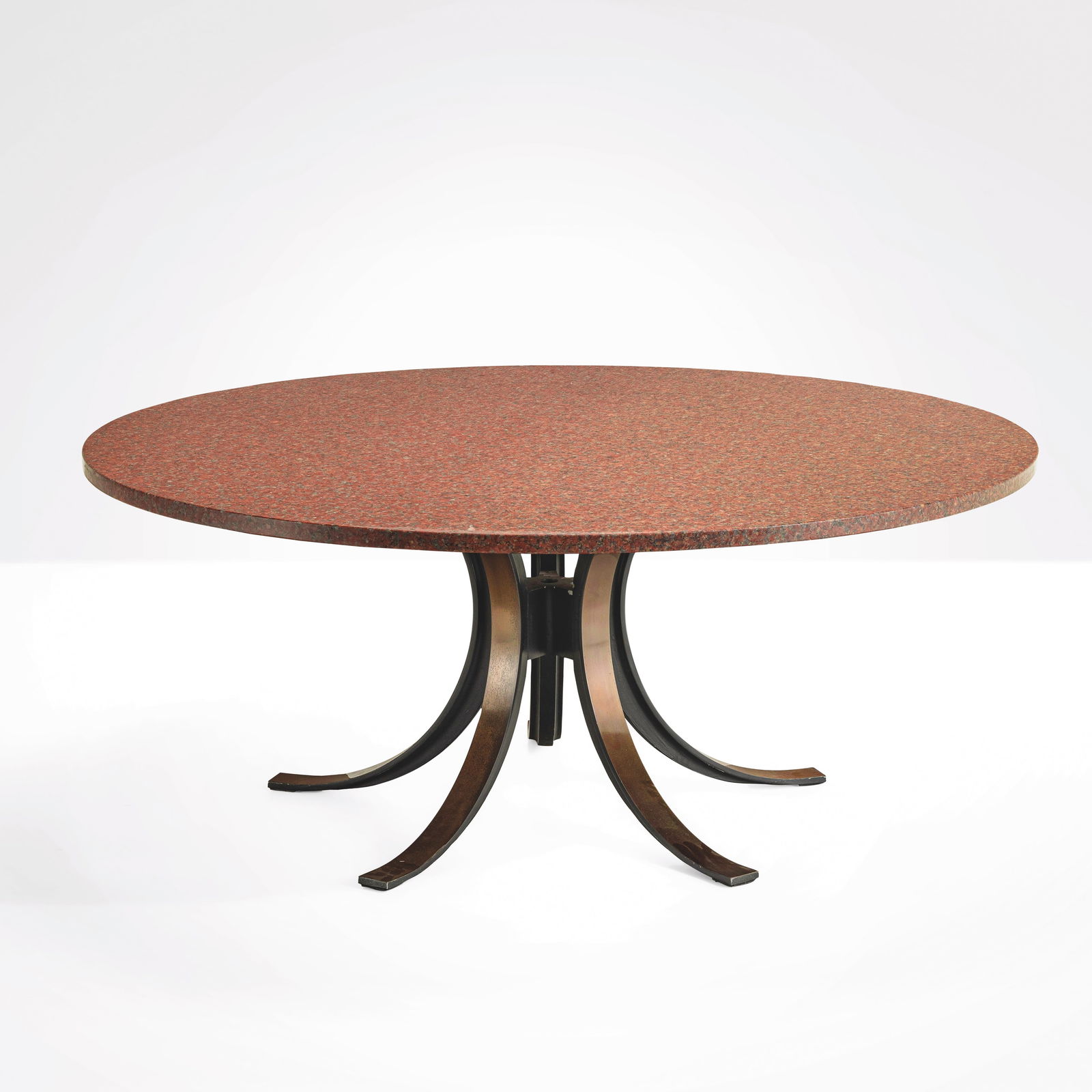 Osvaldo Borsani e Eugenio Gerli Un tavolo mod. T69/A: Struttura in fusione di alluminio verniciato e ottone bronzato, piano in marmo. Etichetta originale. Proveniente dagli arredi di casa G. - Milano. Prod. Tecno, Italia, 1964.