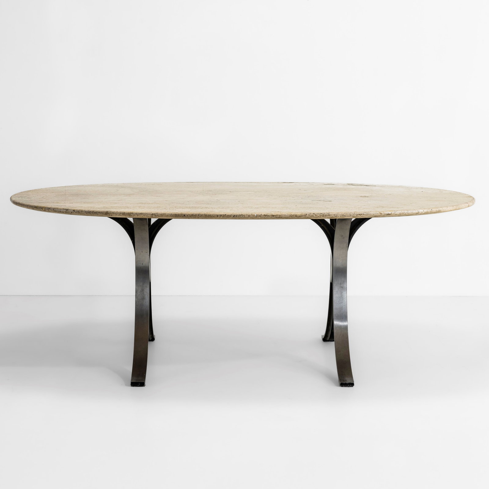 Osvaldo Borsani e Eugenio Gerli Un tavolo mod. T102: Struttura in alluminio verniciato e acciaio, piano in marmo. Etichetta originale. Prod. Tecno, Italia, 1964.