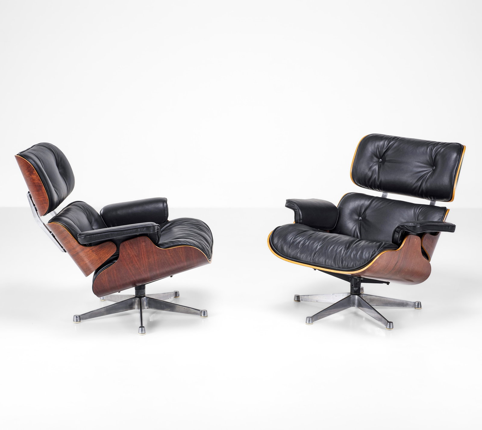Charles & Ray Eames Due Lounge chair mod. 670: Scocca in multistrato sagomato e impiallacciato. Struttura in alluminio e seduta in pelle. Prod. Herman Miller, Italia, 1970 ca. Eames Design, The Work of the Office of Charles and Ray Eames, p. 206,