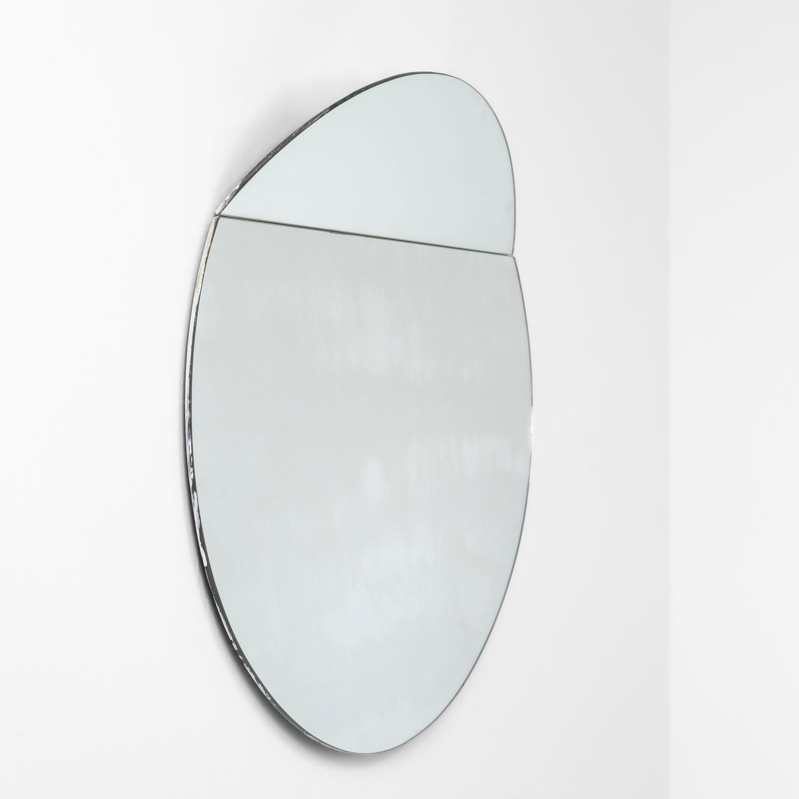 Hiroyuki Toyoda Specchio mod. Iseo: Struttura in cristallo specchiato applicato su ABS. Prod. Simon Gavina, Italia, 1982 Catalogo originale.