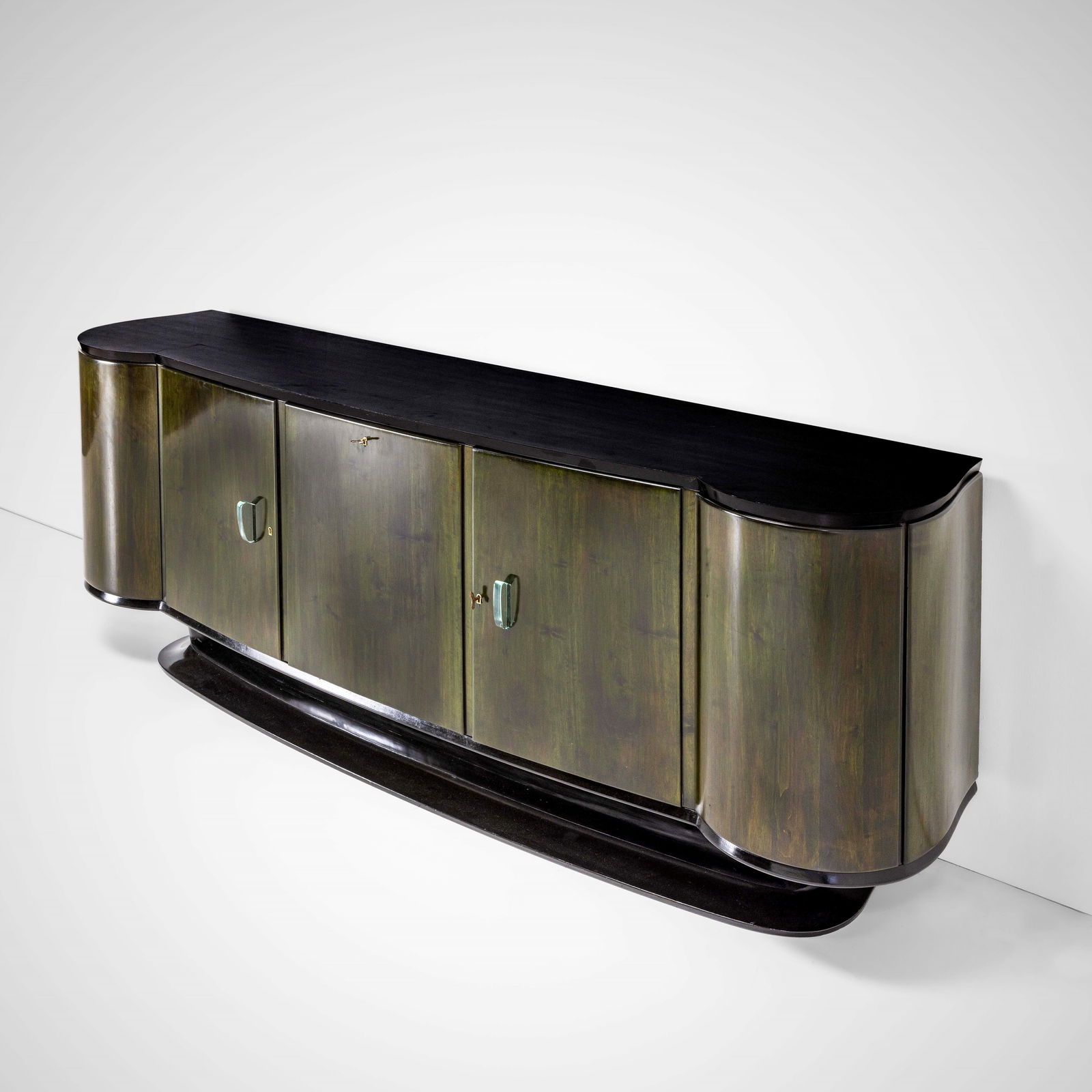 Vittorio Valabrega Mobile contenitore: Struttura in legno tinto all'anilina e legno ebanizzato. Dettagli in ottone e maniglie in cristallo molato di forte spessore. Etichetta originale. Prod. Valabrega, Italia, 1930 ca.