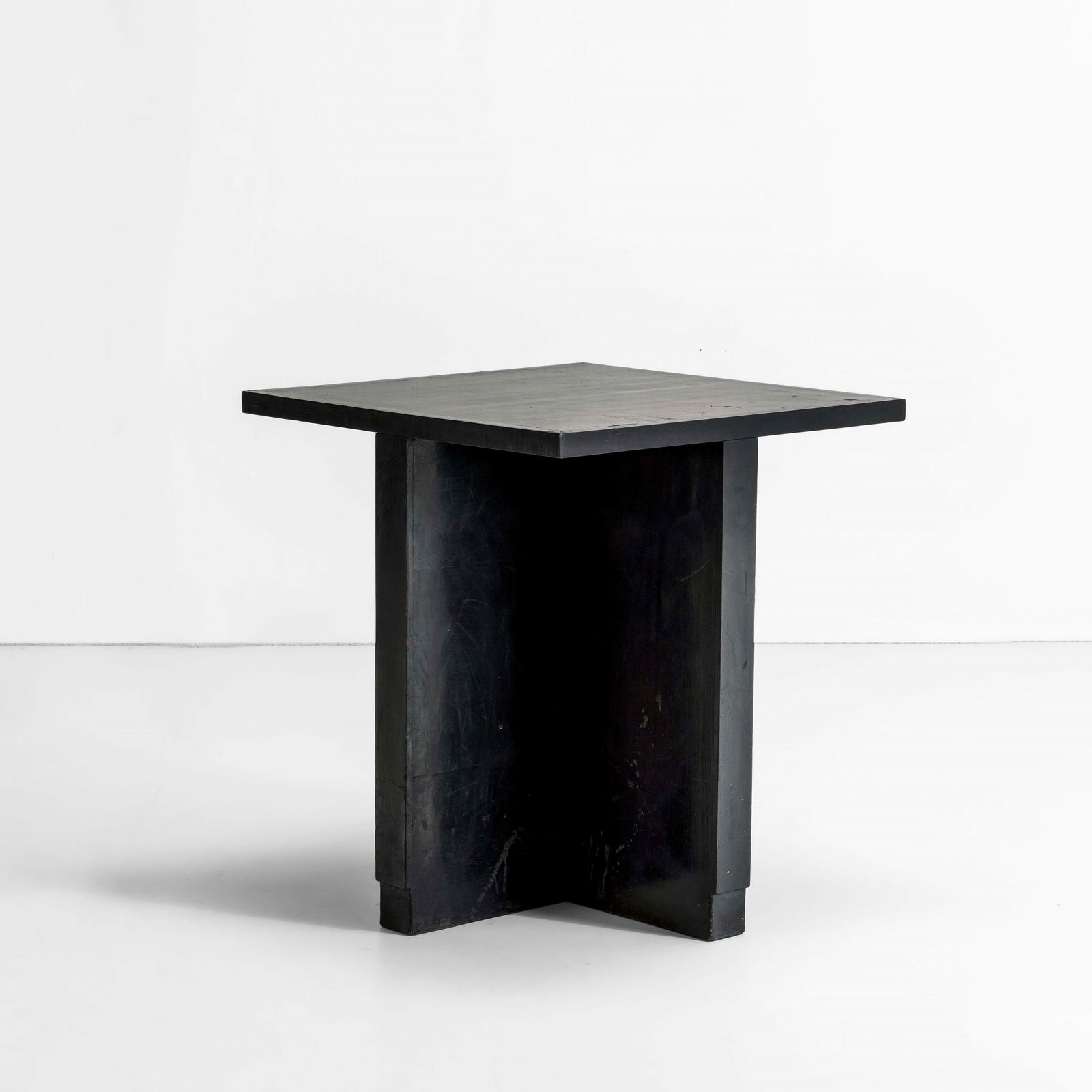 Giuseppe Pagano Pogatschnig e Gino Levi Montalcini Tavolo occasionale: Struttura in legno rivestito in buxus ebanizzato. Prod. FIP, Italia, 1930 ca. I. de Guttry, M. P. Maino, Il mobile déco italiano, p. 189, Laterza, 1988.