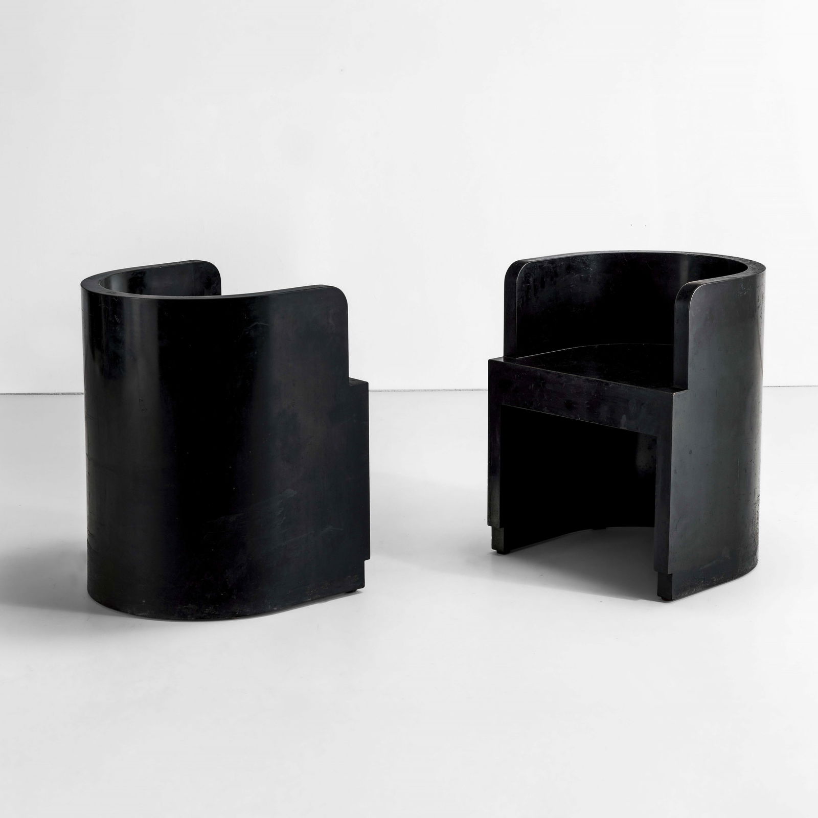 Giuseppe Pagano Pogatschnig e Gino Levi Montalcini Due poltrone: Struttura in legno rivestito in buxus ebanizzato. Prod. FIP, Italia, 1930 ca. I. de Guttry, M. P. Maino, Il mobile déco italiano, p. 189, Laterza, 1988.