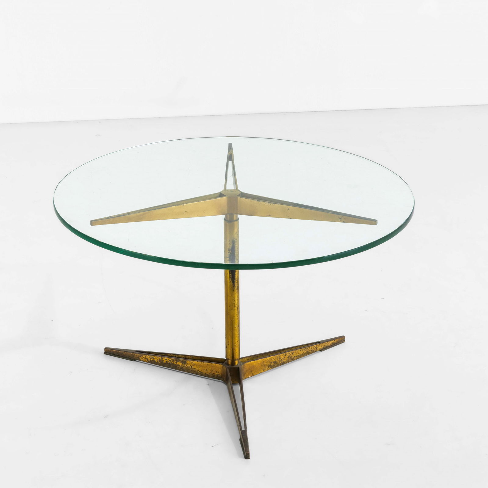 Gio Ponti Tavolo basso mod. 1128: Struttura in ottone, piano in cristallo molato. Disegno originale per la collezione Modern by Singer di Singer & Sons. Certificato di autenticità. Prod. Singer & Sons, USA, 1950