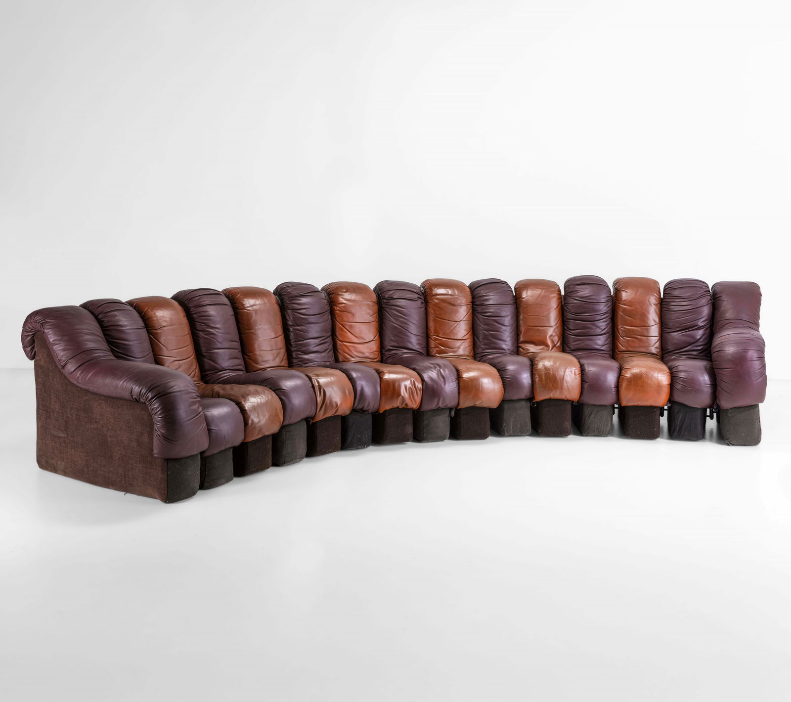 Ueli Berger, Klaus Vogt, Eleonora Peduzzi-Riva, Heinz Ulrich Divano modulare mod. DS-600: Composta da quindici elementi. Struttura in poliuretano e rivestimento in tessuto. Seduta in pelle. Prod. De Sede, Svizzera, 1972.