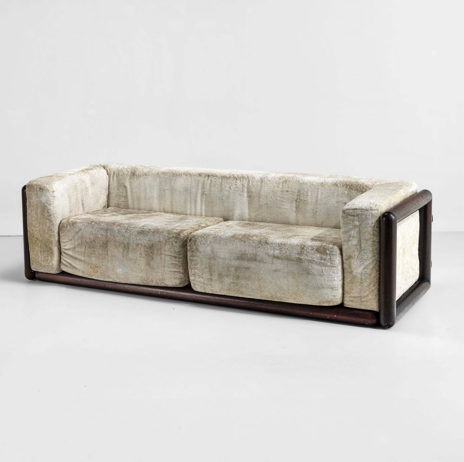 Carlo Scarpa Divano mod. Cornaro: Struttura in legno con rivestimenti in tessuto e lacci in cuoio. Prod. Simon Gavina, Italia, 1973. G. Gramigna, Repertorio del design italiano per l’arredamento domestico, 1950 - 2000, p. 211, Allem