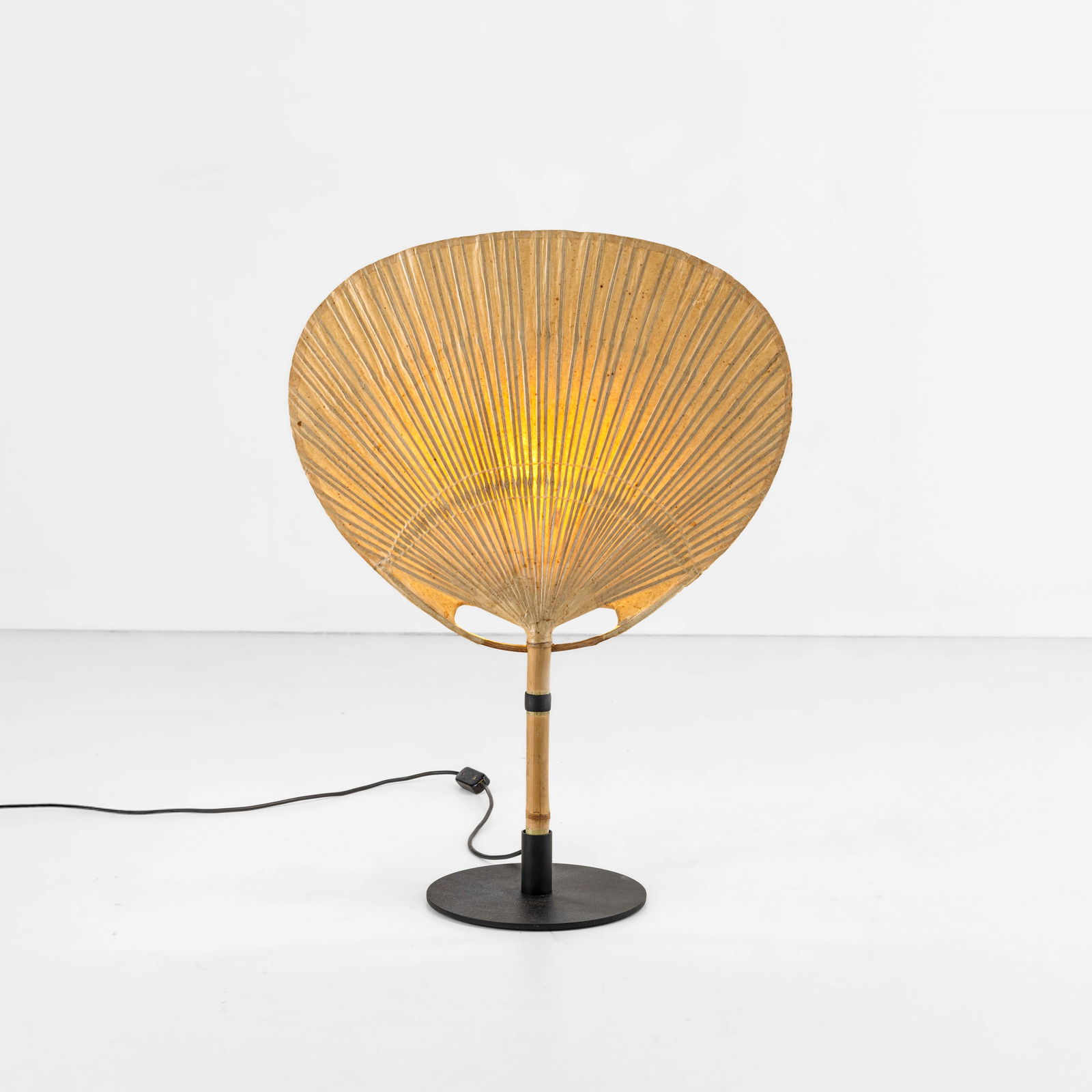 Ingo Maurer Lampada da tavolo mod. Uchiwa II: Struttura e diffusore in bambù e carta di riso. Dettagli in metallo, legno e in corda. Montatura in metallo laccato. Prod. Design M, Germania, 1973.