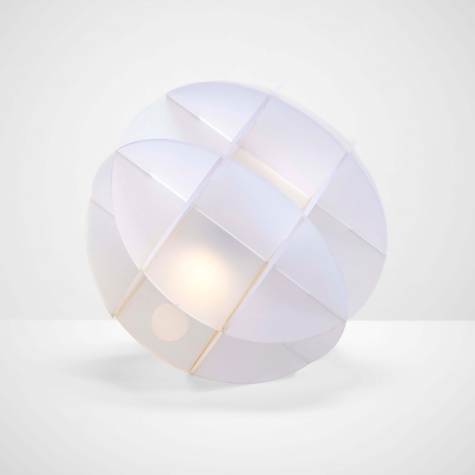 Gianfranco Fini Lampada da tavolo mod. Quasar: Struttura in metacrilato opalino. Prod. New Lamp, Italia, 1969. F. Ferrari, N. Ferrari, “Luce: lampade 1968-1973: il nuovo design italiano”, p. 125, Allemandi, 2003