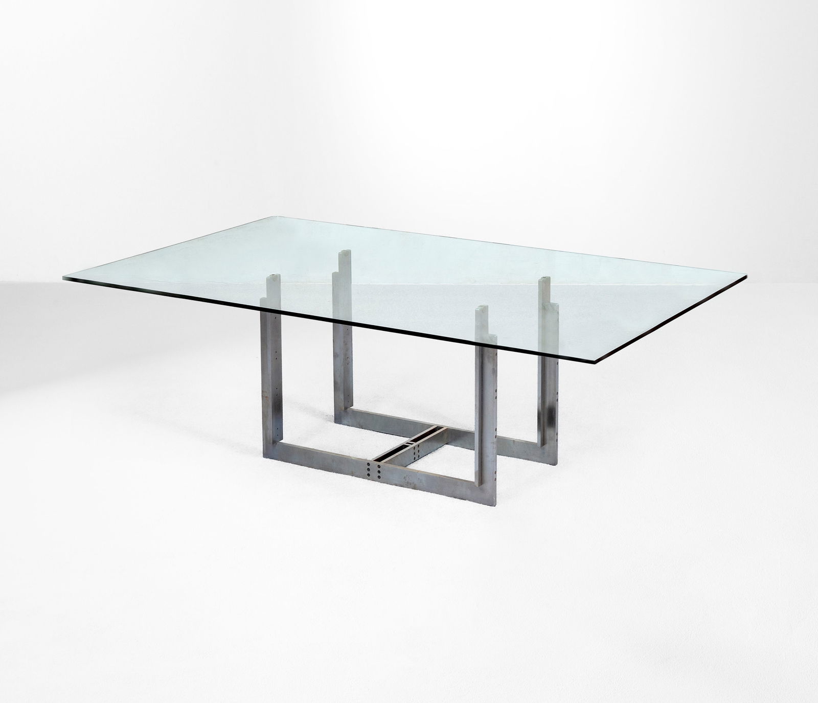 Carlo Scarpa Tavolo mod. Sarpi: Struttura in acciaio e piano in cristallo. Prod. Simon Gavina, Italia, 1974. Catalogo 'Simon, Collezione Gli Autori', pagg. 62 - 63