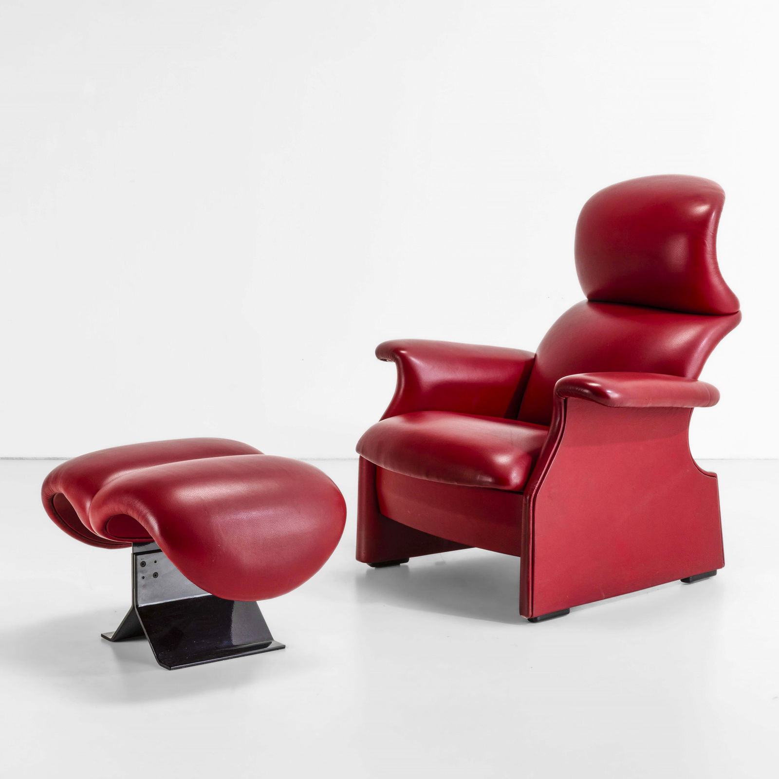 Studio Gavina Poltrona e pouf mod. Viscontea: Struttura con rivestimenti in pelle. Omaggio a Pier Giacomo Castiglioni. Marchio originale. Certificato di autenticità. Prod. Simon Gavina, Italia, 1987. Catalogo originale