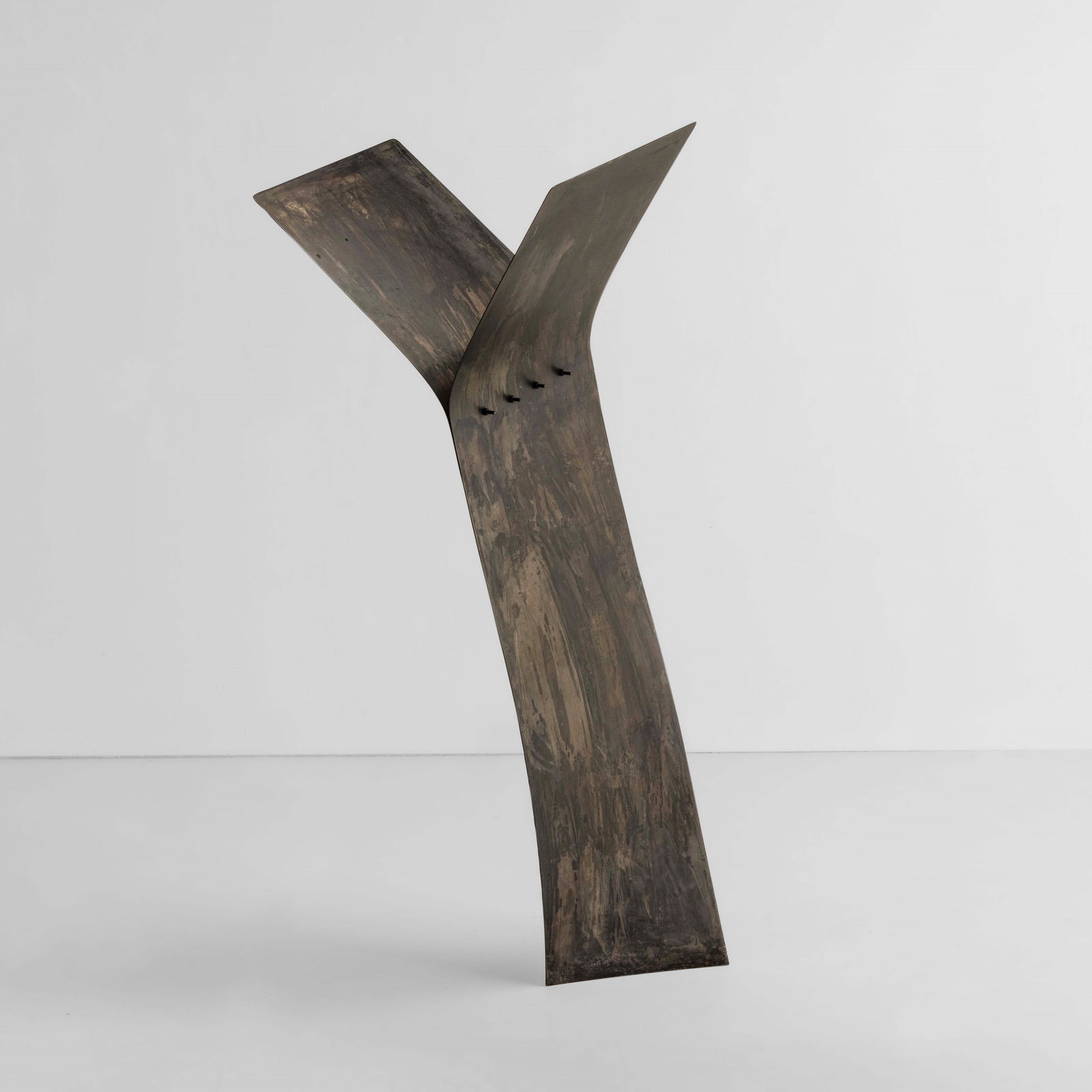 Ron Arad Scultura leggio: Struttura composta da una lastra di acciaio brunito trattato. Firmato a laser Ron Arad. Prod. Ron Arad Studio, Regno Unito, 1993.