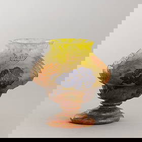 Daum, Nancy, France 1900 ca: A blown glass vase with a cameo decor. Engraved signature, altezza cm 14 diametro cm 13