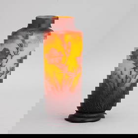 Daum, Nancy, France 1920 ca: A cameo glass vase with a hammered surface. Engraved signature on the base, altezza cm 23