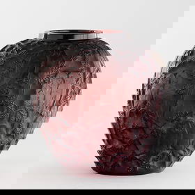 René Lalique 1860-1945 R. Lalique, France 1920 ca: A moulded crystal Perruches vase. Engraved signature F. Marcilhac, a cura di, René Lalique, 1860-1945, maître-verrier analyse de l’œuvre et catalogue raisonné, Editions de l'Amateur, Parigi 1989