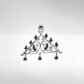 The auction, to be held at the Genoa headquarters, offers a headquarters, featuring a broad and diverse catalogue dedicated to a selection of furniture, lighting, objects, and home accessories from Italian and international design, spanning from the post-war period to the present day.