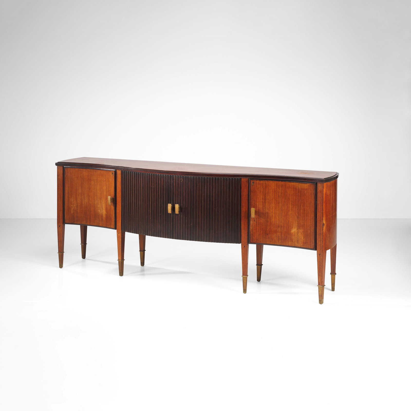 Paolo Buffa Mobile contenitore: Struttura in legno e ante centrali in legno grissinato. Maniglie e puntali in ottone. Prod. Italia, 1950 ca.