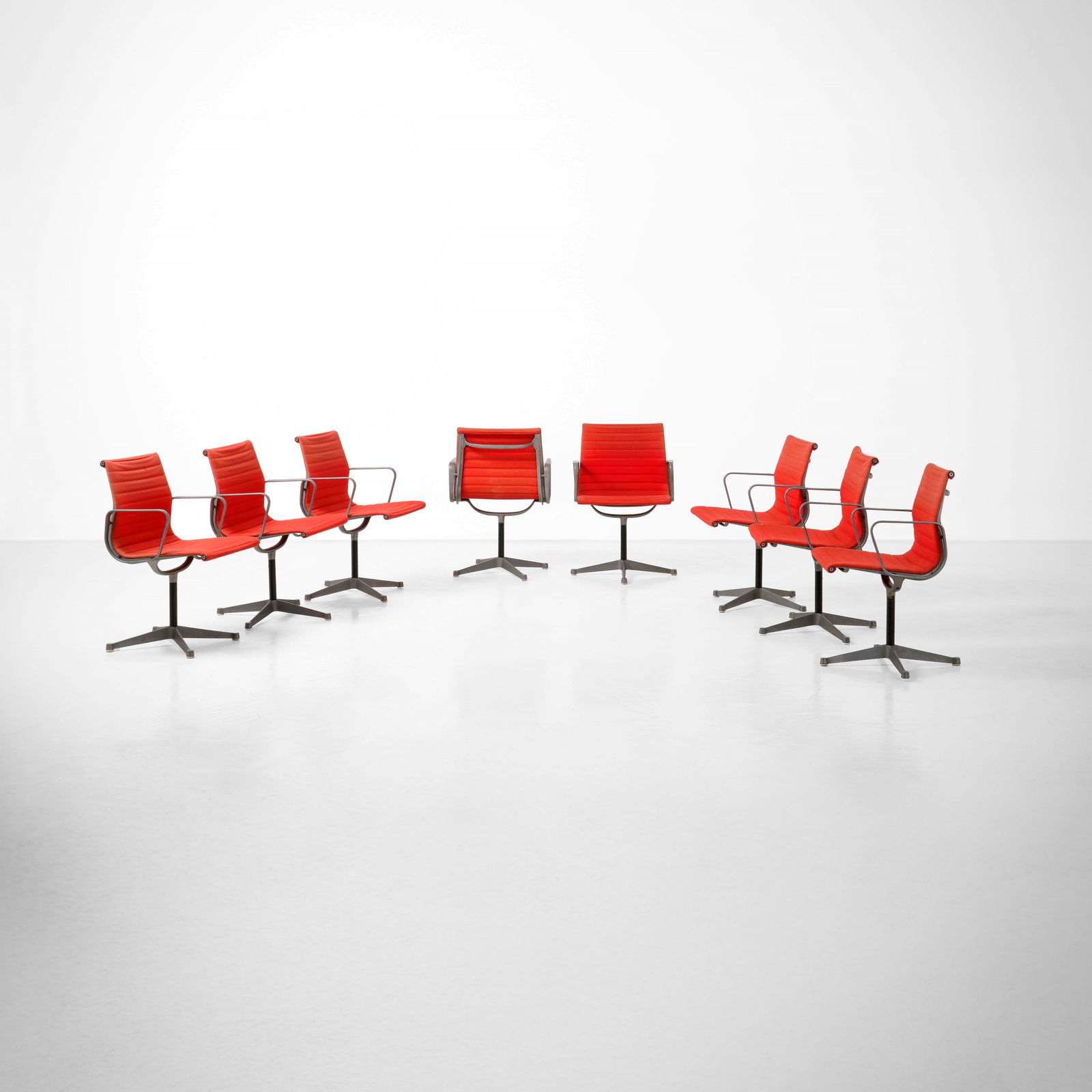 Charles & Ray Eames Otto sedie girevoli mod. EA 108: Struttura in alluminio e rivestimento in tessuto. Etichetta originale. Prod. Herman Miller, USA, 1950 ca.